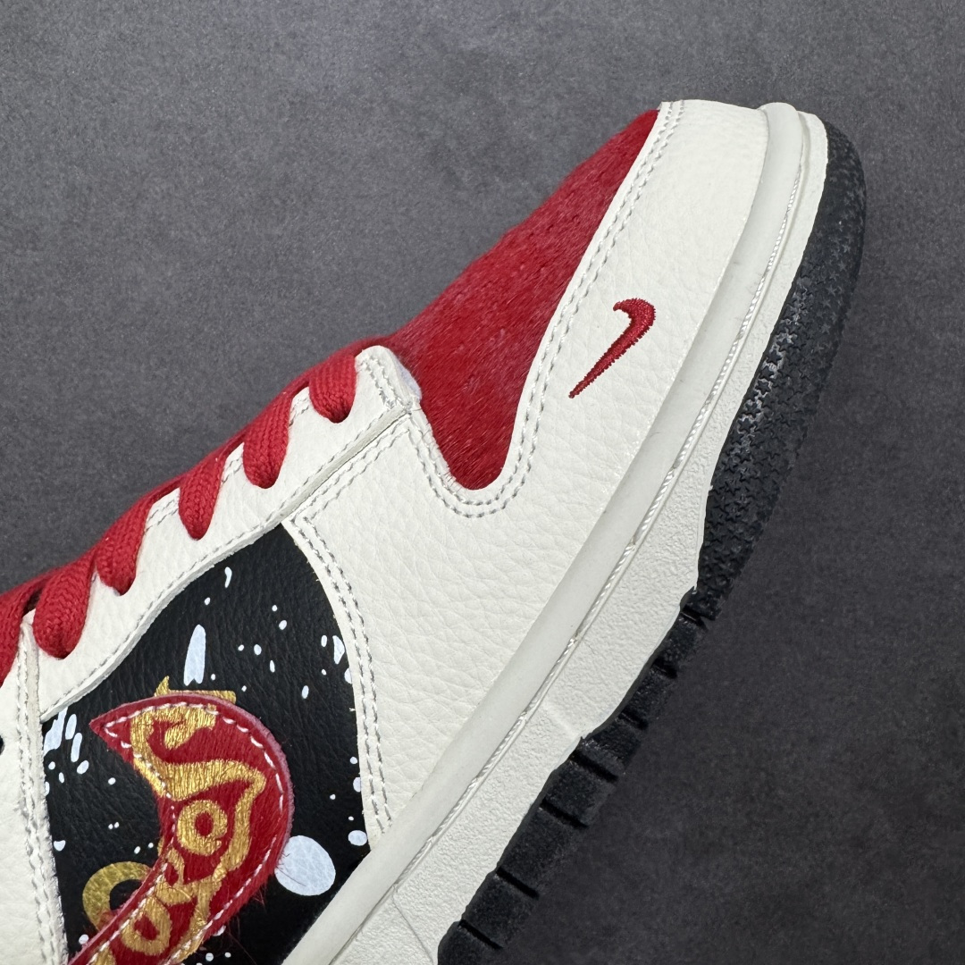 图片[5]-【定制版】2026新款定制限量发售Nike SB Dunk Low“马年联名限定——白金红马毛”特殊定制材料 – 米白底色搭配大红、撞黑拼接，鞋侧金色飞马刺绣点缀星空泼墨，细节里全是国风巧思；后跟金色“马”字标识点明生肖主题，红色马毛材质提升奢华质感。 #高端定制 低帮休闲板鞋 定制鞋盒 大厂纯原品质出货 超高清洁度 皮料切割干净无任何毛边 细节完美 货号：DS6608-019 尺码：36 36.5 37.5 38 38.5 39 40 40.5 41 42 42.5 43 44 44.5 45-选品中心