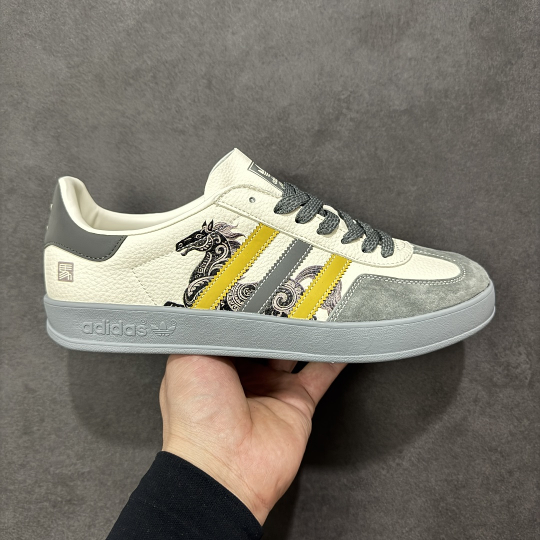 【定制版】马年新款海外定制限量发售 Adidas Originals GAZELLE INDOOR “马年联名限定”专为 2026 丙午马年打造的限定德训鞋,延续 adidas 经典板鞋版型,软弹中底兼顾支撑性与舒适度,鞋头的丙午印章与鞋侧的骏马剪影,点明 2026 马年专属身份,经典三道杠升级为蓝白民族风提花织带,绒面鞋面柔软亲肤,橡胶防滑大底稳当贴脚 货号:JJ2605 尺码:36 36.5 37.5 38 38.5 39 40 40.5 41 42 42.5 43 44 44.5 45-选品中心