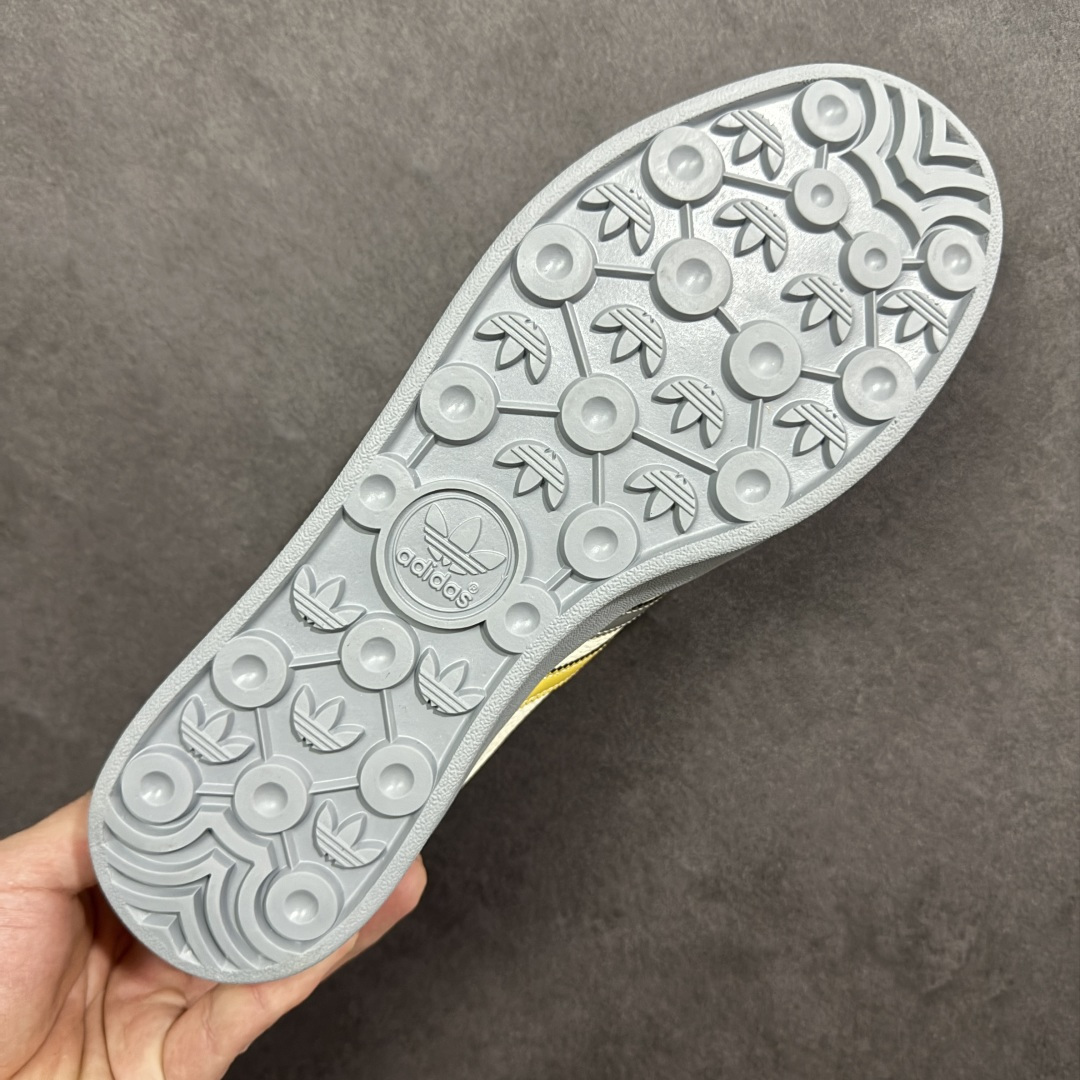 图片[9]-【定制版】马年新款海外定制限量发售 Adidas Originals GAZELLE INDOOR “马年联名限定”专为 2026 丙午马年打造的限定德训鞋，延续 adidas 经典板鞋版型，软弹中底兼顾支撑性与舒适度，鞋头的丙午印章与鞋侧的骏马剪影，点明 2026 马年专属身份，经典三道杠升级为蓝白民族风提花织带，绒面鞋面柔软亲肤，橡胶防滑大底稳当贴脚 货号：JJ2605 尺码：36 36.5 37.5 38 38.5 39 40 40.5 41 42 42.5 43 44 44.5 45-选品中心