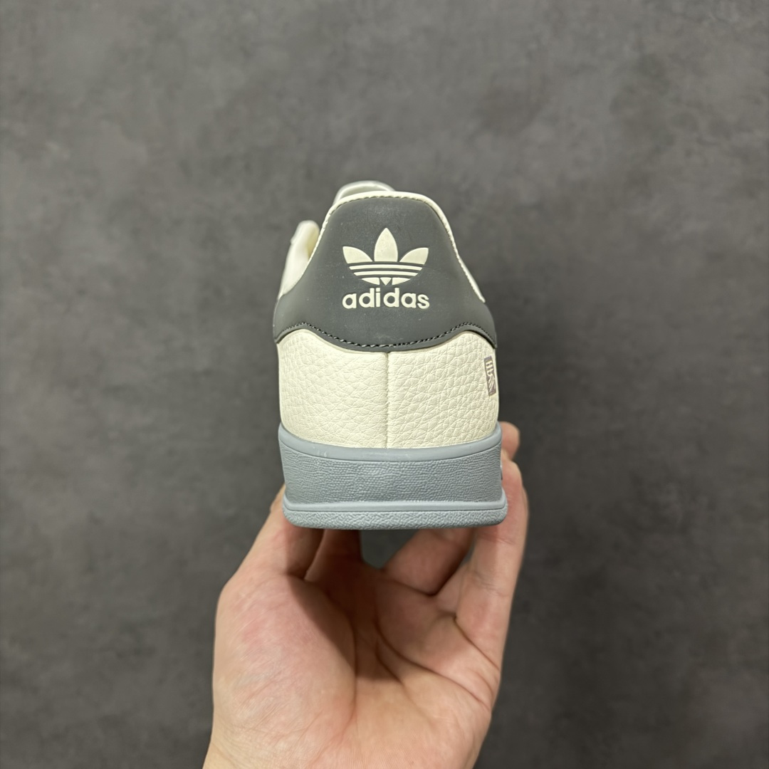 图片[4]-【定制版】马年新款海外定制限量发售 Adidas Originals GAZELLE INDOOR “马年联名限定”专为 2026 丙午马年打造的限定德训鞋，延续 adidas 经典板鞋版型，软弹中底兼顾支撑性与舒适度，鞋头的丙午印章与鞋侧的骏马剪影，点明 2026 马年专属身份，经典三道杠升级为蓝白民族风提花织带，绒面鞋面柔软亲肤，橡胶防滑大底稳当贴脚 货号：JJ2605 尺码：36 36.5 37.5 38 38.5 39 40 40.5 41 42 42.5 43 44 44.5 45-选品中心