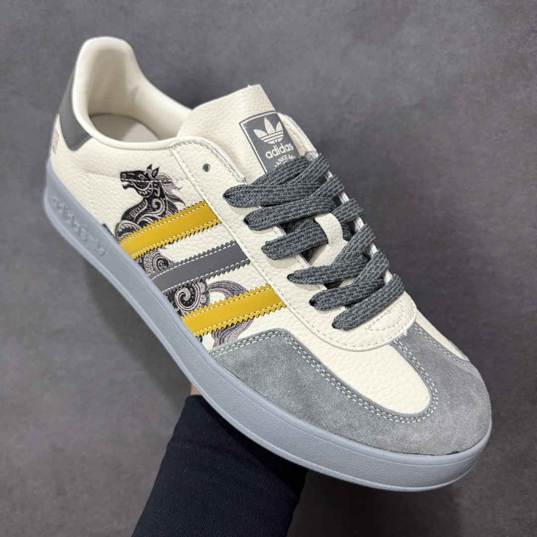 图片[3]-【定制版】马年新款海外定制限量发售 Adidas Originals GAZELLE INDOOR “马年联名限定”专为 2026 丙午马年打造的限定德训鞋，延续 adidas 经典板鞋版型，软弹中底兼顾支撑性与舒适度，鞋头的丙午印章与鞋侧的骏马剪影，点明 2026 马年专属身份，经典三道杠升级为蓝白民族风提花织带，绒面鞋面柔软亲肤，橡胶防滑大底稳当贴脚 货号：JJ2605 尺码：36 36.5 37.5 38 38.5 39 40 40.5 41 42 42.5 43 44 44.5 45-选品中心