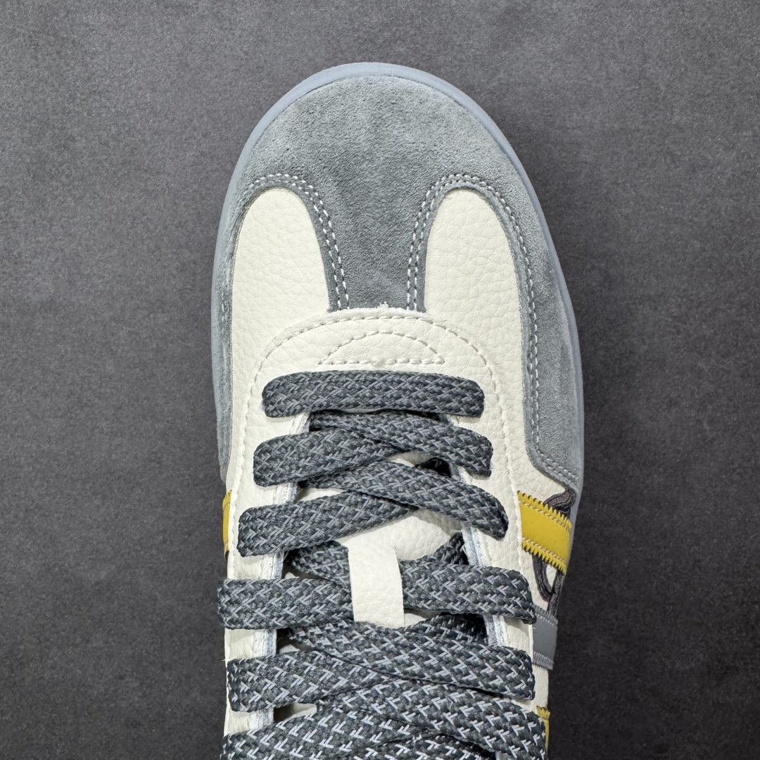 图片[8]-【定制版】马年新款海外定制限量发售 Adidas Originals GAZELLE INDOOR “马年联名限定”专为 2026 丙午马年打造的限定德训鞋，延续 adidas 经典板鞋版型，软弹中底兼顾支撑性与舒适度，鞋头的丙午印章与鞋侧的骏马剪影，点明 2026 马年专属身份，经典三道杠升级为蓝白民族风提花织带，绒面鞋面柔软亲肤，橡胶防滑大底稳当贴脚 货号：JJ2605 尺码：36 36.5 37.5 38 38.5 39 40 40.5 41 42 42.5 43 44 44.5 45-选品中心