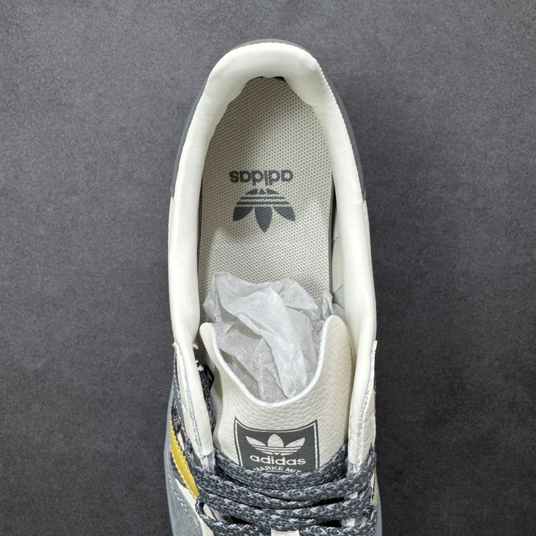 图片[7]-【定制版】马年新款海外定制限量发售 Adidas Originals GAZELLE INDOOR “马年联名限定”专为 2026 丙午马年打造的限定德训鞋，延续 adidas 经典板鞋版型，软弹中底兼顾支撑性与舒适度，鞋头的丙午印章与鞋侧的骏马剪影，点明 2026 马年专属身份，经典三道杠升级为蓝白民族风提花织带，绒面鞋面柔软亲肤，橡胶防滑大底稳当贴脚 货号：JJ2605 尺码：36 36.5 37.5 38 38.5 39 40 40.5 41 42 42.5 43 44 44.5 45-选品中心