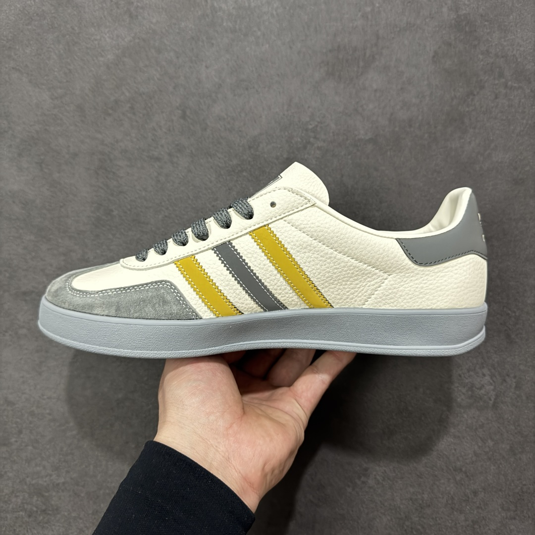 图片[2]-【定制版】马年新款海外定制限量发售 Adidas Originals GAZELLE INDOOR “马年联名限定”专为 2026 丙午马年打造的限定德训鞋，延续 adidas 经典板鞋版型，软弹中底兼顾支撑性与舒适度，鞋头的丙午印章与鞋侧的骏马剪影，点明 2026 马年专属身份，经典三道杠升级为蓝白民族风提花织带，绒面鞋面柔软亲肤，橡胶防滑大底稳当贴脚 货号：JJ2605 尺码：36 36.5 37.5 38 38.5 39 40 40.5 41 42 42.5 43 44 44.5 45-选品中心