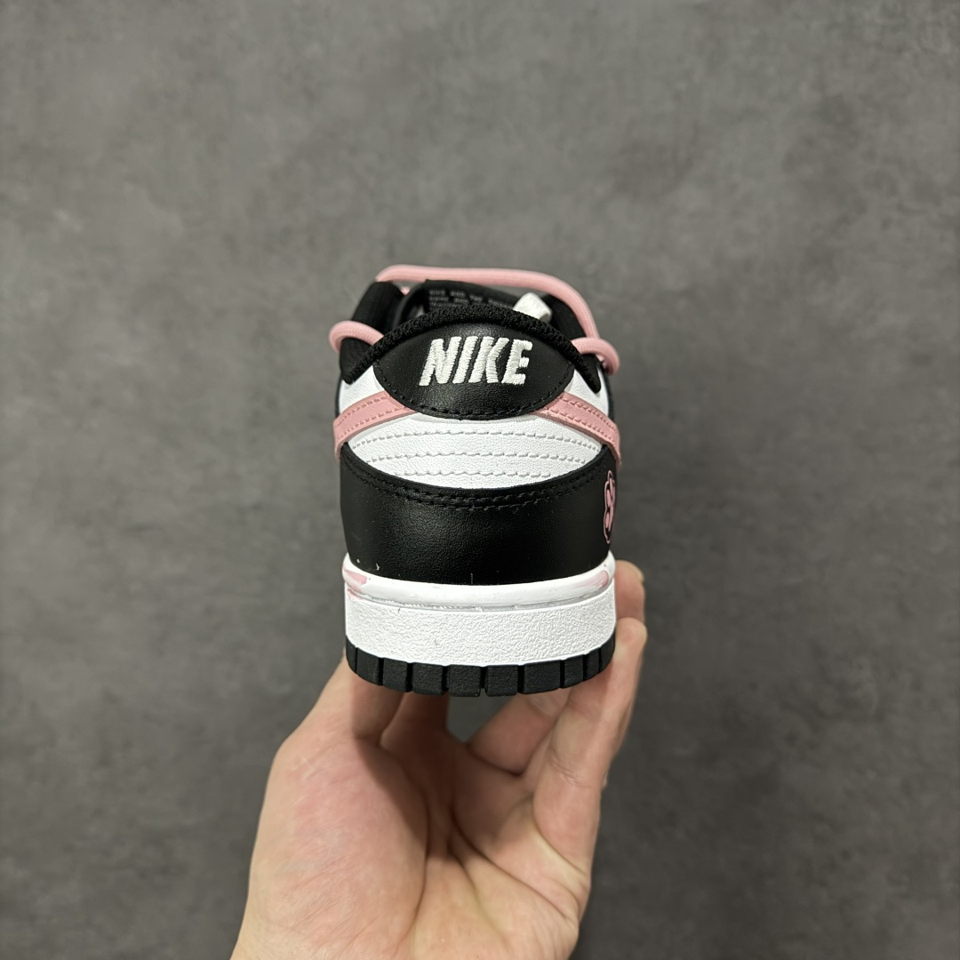 图片[4]-【定制版】Nike Dunk “BLACK PINK”少女设定 APT. Rose 桃夭粉 黑白为底，是永不退场的经典画布；一抹粉如初樱绽于Swoosh与鞋带，瞬间点亮步履间的灵动。鞋侧爪印轻掠，缀以“Nia”签名——那是独属你的印记，温柔里藏一点倔强。愿你脚踏这份恰到好处的浪漫，在常规世界里，走出属于自己的少女叙事。 货号： DD1503-101 尺码： 35.5 36 36.5 37.5 38 38.5 39 40-选品中心
