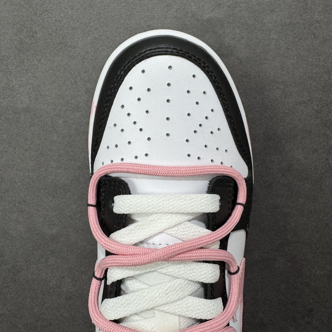 图片[8]-【定制版】Nike Dunk “BLACK PINK”少女设定 APT. Rose 桃夭粉 黑白为底，是永不退场的经典画布；一抹粉如初樱绽于Swoosh与鞋带，瞬间点亮步履间的灵动。鞋侧爪印轻掠，缀以“Nia”签名——那是独属你的印记，温柔里藏一点倔强。愿你脚踏这份恰到好处的浪漫，在常规世界里，走出属于自己的少女叙事。 货号： DD1503-101 尺码： 35.5 36 36.5 37.5 38 38.5 39 40-选品中心