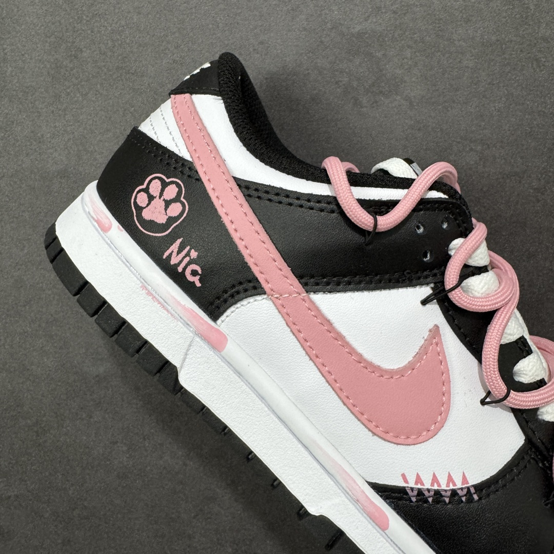 图片[6]-【定制版】Nike Dunk “BLACK PINK”少女设定 APT. Rose 桃夭粉 黑白为底，是永不退场的经典画布；一抹粉如初樱绽于Swoosh与鞋带，瞬间点亮步履间的灵动。鞋侧爪印轻掠，缀以“Nia”签名——那是独属你的印记，温柔里藏一点倔强。愿你脚踏这份恰到好处的浪漫，在常规世界里，走出属于自己的少女叙事。 货号： DD1503-101 尺码： 35.5 36 36.5 37.5 38 38.5 39 40-选品中心