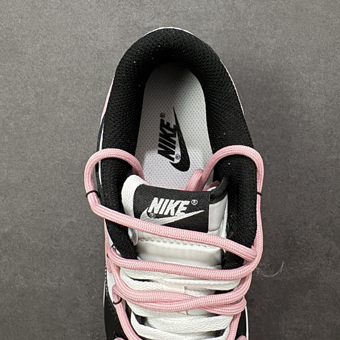 图片[7]-【定制版】Nike Dunk “BLACK PINK”少女设定 APT. Rose 桃夭粉 黑白为底，是永不退场的经典画布；一抹粉如初樱绽于Swoosh与鞋带，瞬间点亮步履间的灵动。鞋侧爪印轻掠，缀以“Nia”签名——那是独属你的印记，温柔里藏一点倔强。愿你脚踏这份恰到好处的浪漫，在常规世界里，走出属于自己的少女叙事。 货号： DD1503-101 尺码： 35.5 36 36.5 37.5 38 38.5 39 40-选品中心