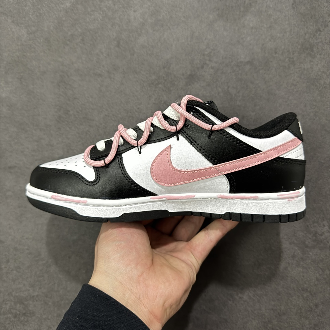 图片[2]-【定制版】Nike Dunk “BLACK PINK”少女设定 APT. Rose 桃夭粉 黑白为底，是永不退场的经典画布；一抹粉如初樱绽于Swoosh与鞋带，瞬间点亮步履间的灵动。鞋侧爪印轻掠，缀以“Nia”签名——那是独属你的印记，温柔里藏一点倔强。愿你脚踏这份恰到好处的浪漫，在常规世界里，走出属于自己的少女叙事。 货号： DD1503-101 尺码： 35.5 36 36.5 37.5 38 38.5 39 40-选品中心