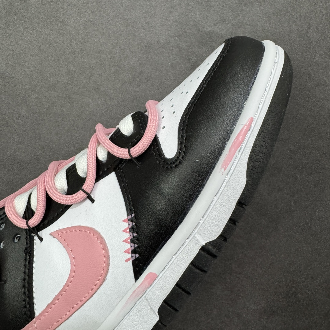 图片[5]-【定制版】Nike Dunk “BLACK PINK”少女设定 APT. Rose 桃夭粉 黑白为底，是永不退场的经典画布；一抹粉如初樱绽于Swoosh与鞋带，瞬间点亮步履间的灵动。鞋侧爪印轻掠，缀以“Nia”签名——那是独属你的印记，温柔里藏一点倔强。愿你脚踏这份恰到好处的浪漫，在常规世界里，走出属于自己的少女叙事。 货号： DD1503-101 尺码： 35.5 36 36.5 37.5 38 38.5 39 40-选品中心