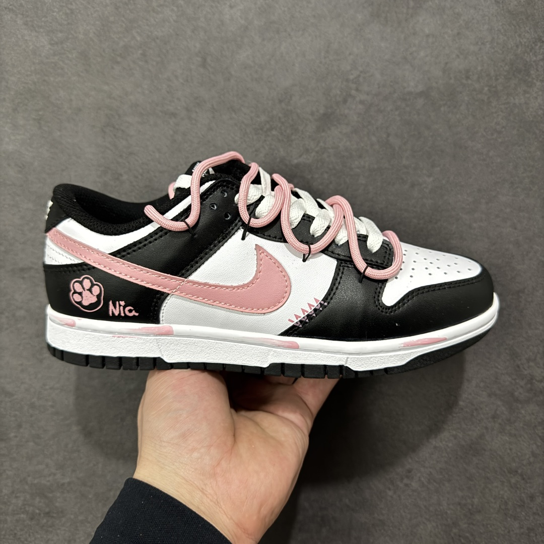 【定制版】Nike Dunk “BLACK PINK”少女设定 APT. Rose 桃夭粉 黑白为底,是永不退场的经典画布;一抹粉如初樱绽于Swoosh与鞋带,瞬间点亮步履间的灵动。鞋侧爪印轻掠,缀以“Nia”签名——那是独属你的印记,温柔里藏一点倔强。愿你脚踏这份恰到好处的浪漫,在常规世界里,走出属于自己的少女叙事。 货号: DD1503-101 尺码: 35.5 36 36.5 37.5 38 38.5 39 40-选品中心
