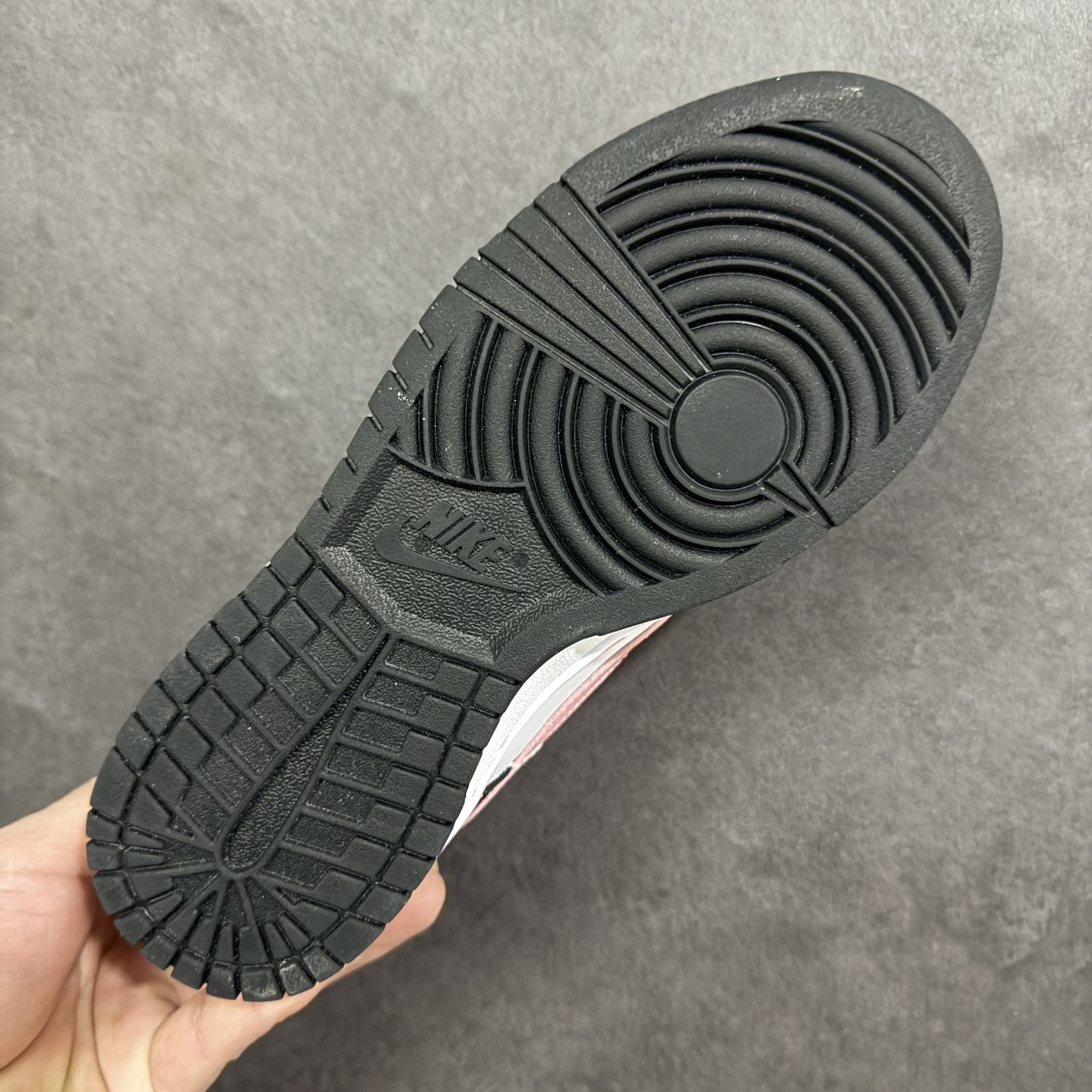图片[9]-【定制版】Nike Dunk “BLACK PINK”少女设定 APT. Rose 桃夭粉 黑白为底，是永不退场的经典画布；一抹粉如初樱绽于Swoosh与鞋带，瞬间点亮步履间的灵动。鞋侧爪印轻掠，缀以“Nia”签名——那是独属你的印记，温柔里藏一点倔强。愿你脚踏这份恰到好处的浪漫，在常规世界里，走出属于自己的少女叙事。 货号： DD1503-101 尺码： 35.5 36 36.5 37.5 38 38.5 39 40-选品中心