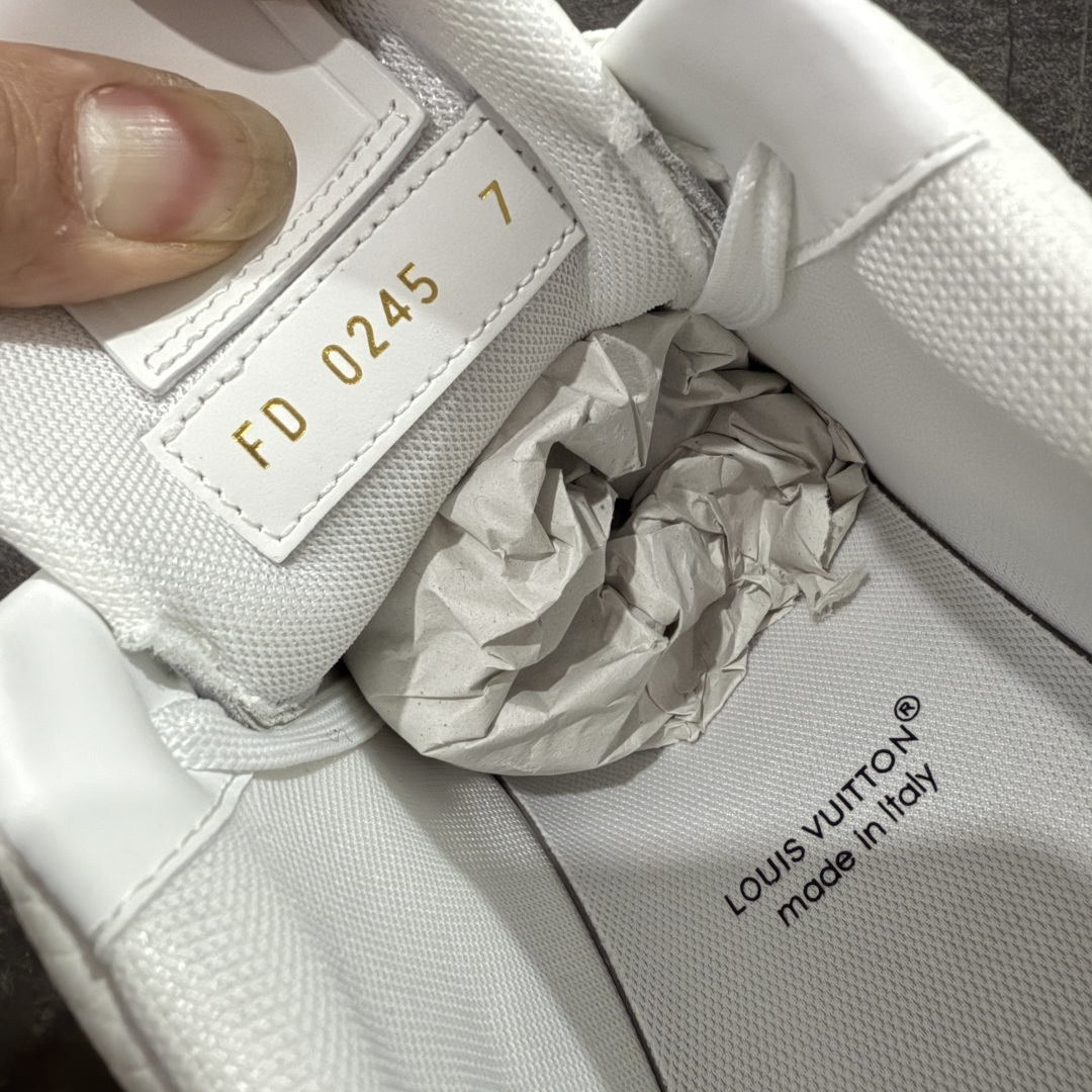 图片[7]-【PK纯原版】Louis Vuitton 路易威登 LV Trainer 低帮休闲板鞋 同步官方2025最新原版包装 海淘代购同渠道品质 高端零售 外贸充正专供 原版购入开发 ZP级全套包装 完美楦型 正确卡色 大底TPU 质感媲美原版 细节与原版一致 请注意区分市面通货材 尺码：39 40 41 42 43 44 45 46-选品中心