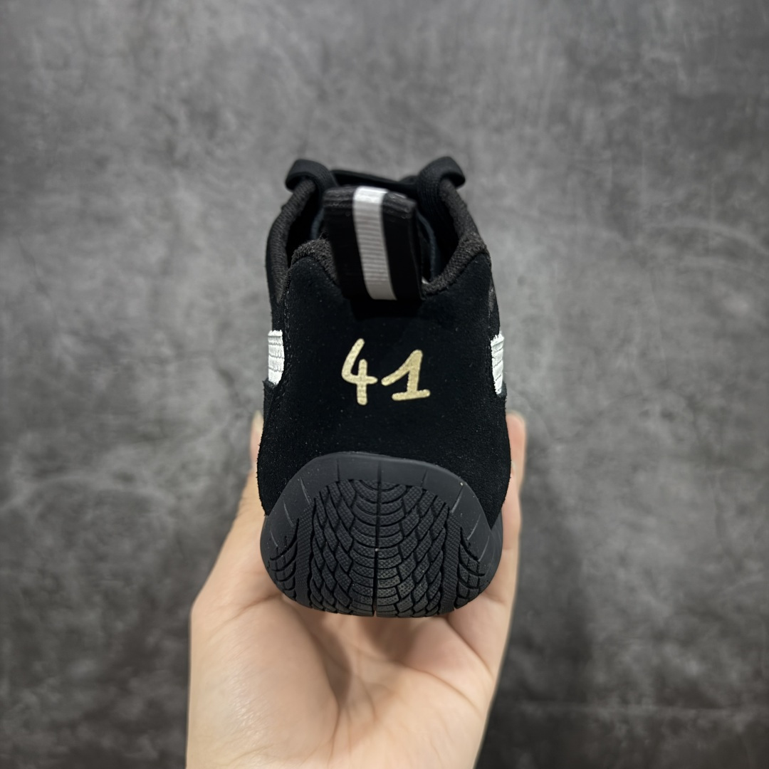 图片[4]-【XA纯原版】巴黎世家联名款Balenciaga The Open Product x Puma Speedcat 极速赛车系列彪马低帮生活休闲鞋 最高纯原版出货 1：1原材料 还原度顶级 原装档案原数据纸版楦型 原厂固色翻毛皮鞋面材质 二次成型\’猛帮\’成型工艺 正确做旧鞋面 全球知名运动品牌PUMA宝马赛车系列，融合了宝马车队的标志性配色，以趣味十足又前卫复古的设计引领潮流，将赛道精神融入街头时尚，开启前卫竞速之旅。自1978年巴伐利亚车队走上世界舞台，宝马赛车就在全球汽车制造和赛车运动领域留下了浓墨重彩的一笔。全新的两款BMW MMS Roma与BMW MMS Speedboat鞋款，均从宝马车型中汲取灵感。以黑或白为底色，融入经典配色，主打前卫复古风。Roma鞋款的鞋侧以复古的流线造型，缀以宝马经典Logo，巧妙吸睛；而Speedcat鞋款以亮眼三色条纹元素缀以舒适鞋面，赋予了独特的个性美学，演绎赛车的无尽能量 货号 406519 02 尺码 35 36 37 38 39 40 41 42 43 44 45 46 47-选品中心