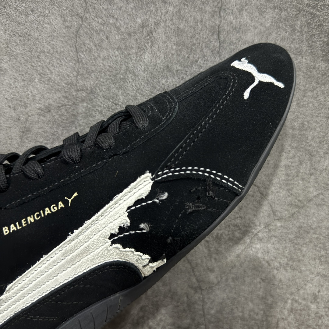 图片[6]-【XA纯原版】巴黎世家联名款Balenciaga The Open Product x Puma Speedcat 极速赛车系列彪马低帮生活休闲鞋 最高纯原版出货 1：1原材料 还原度顶级 原装档案原数据纸版楦型 原厂固色翻毛皮鞋面材质 二次成型\’猛帮\’成型工艺 正确做旧鞋面 全球知名运动品牌PUMA宝马赛车系列，融合了宝马车队的标志性配色，以趣味十足又前卫复古的设计引领潮流，将赛道精神融入街头时尚，开启前卫竞速之旅。自1978年巴伐利亚车队走上世界舞台，宝马赛车就在全球汽车制造和赛车运动领域留下了浓墨重彩的一笔。全新的两款BMW MMS Roma与BMW MMS Speedboat鞋款，均从宝马车型中汲取灵感。以黑或白为底色，融入经典配色，主打前卫复古风。Roma鞋款的鞋侧以复古的流线造型，缀以宝马经典Logo，巧妙吸睛；而Speedcat鞋款以亮眼三色条纹元素缀以舒适鞋面，赋予了独特的个性美学，演绎赛车的无尽能量 货号 406519 02 尺码 35 36 37 38 39 40 41 42 43 44 45 46 47-选品中心