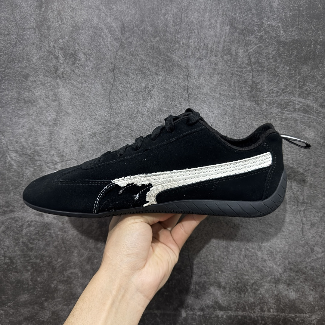 图片[2]-【XA纯原版】巴黎世家联名款Balenciaga The Open Product x Puma Speedcat 极速赛车系列彪马低帮生活休闲鞋 最高纯原版出货 1：1原材料 还原度顶级 原装档案原数据纸版楦型 原厂固色翻毛皮鞋面材质 二次成型\’猛帮\’成型工艺 正确做旧鞋面 全球知名运动品牌PUMA宝马赛车系列，融合了宝马车队的标志性配色，以趣味十足又前卫复古的设计引领潮流，将赛道精神融入街头时尚，开启前卫竞速之旅。自1978年巴伐利亚车队走上世界舞台，宝马赛车就在全球汽车制造和赛车运动领域留下了浓墨重彩的一笔。全新的两款BMW MMS Roma与BMW MMS Speedboat鞋款，均从宝马车型中汲取灵感。以黑或白为底色，融入经典配色，主打前卫复古风。Roma鞋款的鞋侧以复古的流线造型，缀以宝马经典Logo，巧妙吸睛；而Speedcat鞋款以亮眼三色条纹元素缀以舒适鞋面，赋予了独特的个性美学，演绎赛车的无尽能量 货号 406519 02 尺码 35 36 37 38 39 40 41 42 43 44 45 46 47-选品中心