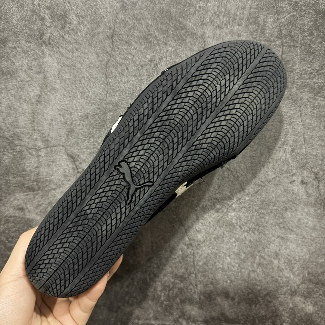 图片[9]-【XA纯原版】巴黎世家联名款Balenciaga The Open Product x Puma Speedcat 极速赛车系列彪马低帮生活休闲鞋 最高纯原版出货 1：1原材料 还原度顶级 原装档案原数据纸版楦型 原厂固色翻毛皮鞋面材质 二次成型\’猛帮\’成型工艺 正确做旧鞋面 全球知名运动品牌PUMA宝马赛车系列，融合了宝马车队的标志性配色，以趣味十足又前卫复古的设计引领潮流，将赛道精神融入街头时尚，开启前卫竞速之旅。自1978年巴伐利亚车队走上世界舞台，宝马赛车就在全球汽车制造和赛车运动领域留下了浓墨重彩的一笔。全新的两款BMW MMS Roma与BMW MMS Speedboat鞋款，均从宝马车型中汲取灵感。以黑或白为底色，融入经典配色，主打前卫复古风。Roma鞋款的鞋侧以复古的流线造型，缀以宝马经典Logo，巧妙吸睛；而Speedcat鞋款以亮眼三色条纹元素缀以舒适鞋面，赋予了独特的个性美学，演绎赛车的无尽能量 货号 406519 02 尺码 35 36 37 38 39 40 41 42 43 44 45 46 47-选品中心