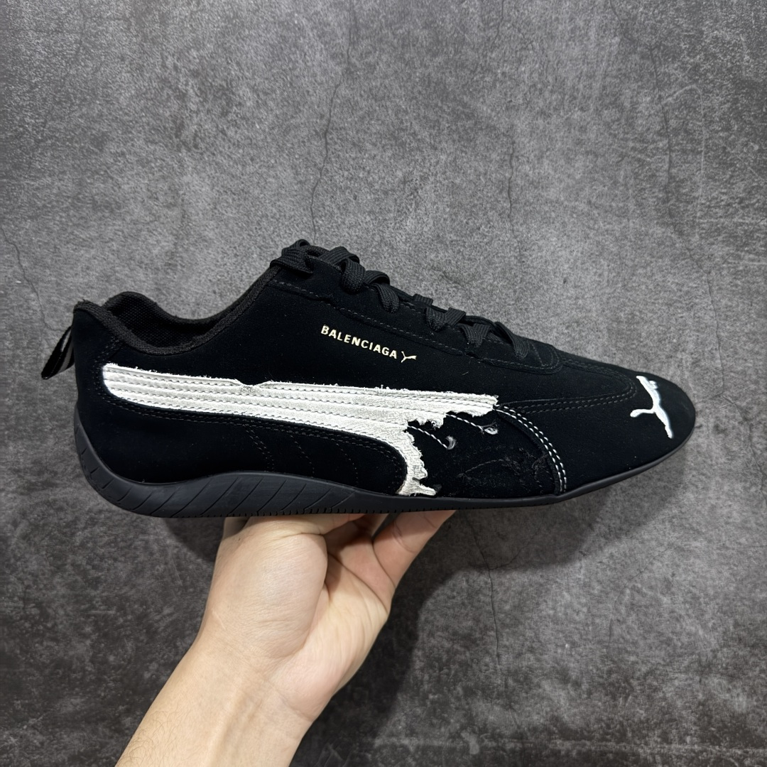 【XA纯原版】巴黎世家联名款Balenciaga The Open Product x Puma Speedcat 极速赛车系列彪马低帮生活休闲鞋 最高纯原版出货 1：1原材料 还原度顶级 原装档案原数据纸版楦型 原厂固色翻毛皮鞋面材质 二次成型\'猛帮\'成型工艺 正确做旧鞋面 全球知名运动品牌PUMA宝马赛车系列，融合了宝马车队的标志性配色，以趣味十足又前卫复古的设计引领潮流，将赛道精神融入街头时尚，开启前卫竞速之旅。自1978年巴伐利亚车队走上世界舞台，宝马赛车就在全球汽车制造和赛车运动领域留下了浓墨重彩的一笔。全新的两款BMW MMS Roma与BMW MMS Speedboat鞋款，均从宝马车型中汲取灵感。以黑或白为底色，融入经典配色，主打前卫复古风。Roma鞋款的鞋侧以复古的流线造型，缀以宝马经典Logo，巧妙吸睛；而Speedcat鞋款以亮眼三色条纹元素缀以舒适鞋面，赋予了独特的个性美学，演绎赛车的无尽能量 货号 406519 02 尺码 35 36 37 38 39 40 41 42 43 44 45 46 47-选品中心