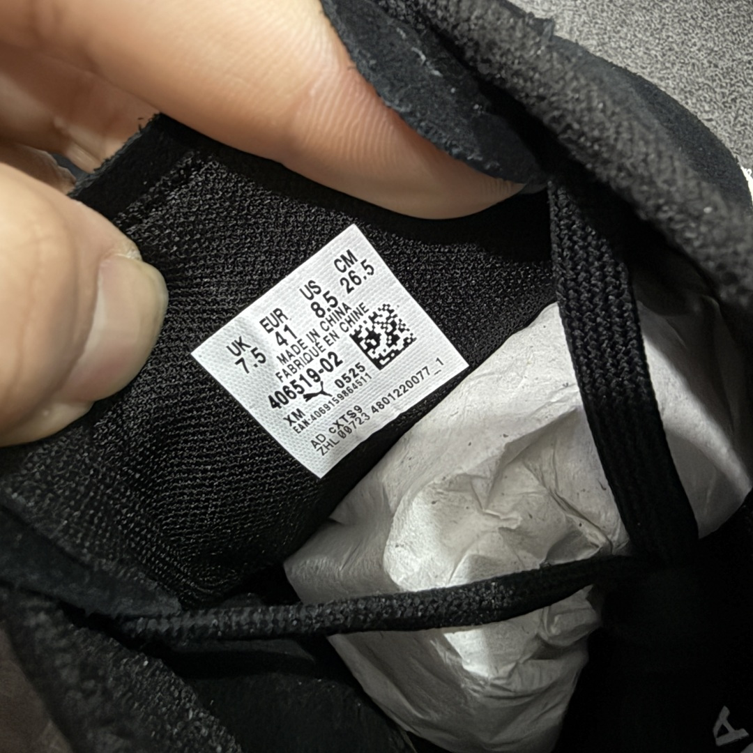 图片[7]-【XA纯原版】巴黎世家联名款Balenciaga The Open Product x Puma Speedcat 极速赛车系列彪马低帮生活休闲鞋 最高纯原版出货 1：1原材料 还原度顶级 原装档案原数据纸版楦型 原厂固色翻毛皮鞋面材质 二次成型\’猛帮\’成型工艺 正确做旧鞋面 全球知名运动品牌PUMA宝马赛车系列，融合了宝马车队的标志性配色，以趣味十足又前卫复古的设计引领潮流，将赛道精神融入街头时尚，开启前卫竞速之旅。自1978年巴伐利亚车队走上世界舞台，宝马赛车就在全球汽车制造和赛车运动领域留下了浓墨重彩的一笔。全新的两款BMW MMS Roma与BMW MMS Speedboat鞋款，均从宝马车型中汲取灵感。以黑或白为底色，融入经典配色，主打前卫复古风。Roma鞋款的鞋侧以复古的流线造型，缀以宝马经典Logo，巧妙吸睛；而Speedcat鞋款以亮眼三色条纹元素缀以舒适鞋面，赋予了独特的个性美学，演绎赛车的无尽能量 货号 406519 02 尺码 35 36 37 38 39 40 41 42 43 44 45 46 47-选品中心