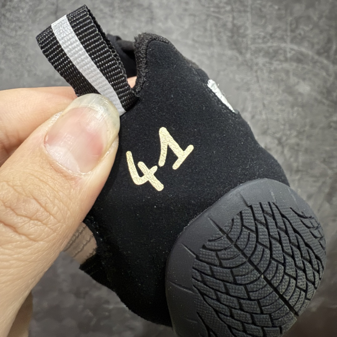 图片[2]-【XA纯原版】巴黎世家联名款Balenciaga The Open Product x Puma Speedcat 极速赛车系列彪马低帮生活休闲鞋 最高纯原版出货 1：1原材料 还原度顶级 原装档案原数据纸版楦型 原厂固色翻毛皮鞋面材质 二次成型\’猛帮\’成型工艺 正确做旧鞋面 全球知名运动品牌PUMA宝马赛车系列，融合了宝马车队的标志性配色，以趣味十足又前卫复古的设计引领潮流，将赛道精神融入街头时尚，开启前卫竞速之旅。自1978年巴伐利亚车队走上世界舞台，宝马赛车就在全球汽车制造和赛车运动领域留下了浓墨重彩的一笔。全新的两款BMW MMS Roma与BMW MMS Speedboat鞋款，均从宝马车型中汲取灵感。以黑或白为底色，融入经典配色，主打前卫复古风。Roma鞋款的鞋侧以复古的流线造型，缀以宝马经典Logo，巧妙吸睛；而Speedcat鞋款以亮眼三色条纹元素缀以舒适鞋面，赋予了独特的个性美学，演绎赛车的无尽能量 货号 406519 02 尺码 35 36 37 38 39 40 41 42 43 44 45 46 47-选品中心