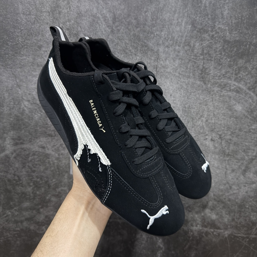 【XA纯原版】巴黎世家联名款Balenciaga The Open Product x Puma Speedcat 极速赛车系列彪马低帮生活休闲鞋 最高纯原版出货 1：1原材料 还原度顶级 原装档案原数据纸版楦型 原厂固色翻毛皮鞋面材质 二次成型\'猛帮\'成型工艺 正确做旧鞋面 全球知名运动品牌PUMA宝马赛车系列，融合了宝马车队的标志性配色，以趣味十足又前卫复古的设计引领潮流，将赛道精神融入街头时尚，开启前卫竞速之旅。自1978年巴伐利亚车队走上世界舞台，宝马赛车就在全球汽车制造和赛车运动领域留下了浓墨重彩的一笔。全新的两款BMW MMS Roma与BMW MMS Speedboat鞋款，均从宝马车型中汲取灵感。以黑或白为底色，融入经典配色，主打前卫复古风。Roma鞋款的鞋侧以复古的流线造型，缀以宝马经典Logo，巧妙吸睛；而Speedcat鞋款以亮眼三色条纹元素缀以舒适鞋面，赋予了独特的个性美学，演绎赛车的无尽能量 货号 406519 02 尺码 35 36 37 38 39 40 41 42 43 44 45 46 47-选品中心