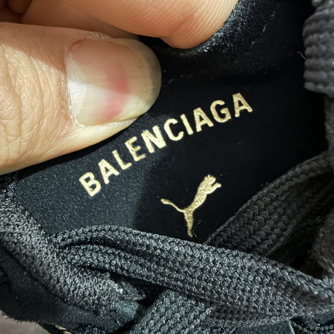 图片[6]-【XA纯原版】巴黎世家联名款Balenciaga The Open Product x Puma Speedcat 极速赛车系列彪马低帮生活休闲鞋 最高纯原版出货 1：1原材料 还原度顶级 原装档案原数据纸版楦型 原厂固色翻毛皮鞋面材质 二次成型\’猛帮\’成型工艺 正确做旧鞋面 全球知名运动品牌PUMA宝马赛车系列，融合了宝马车队的标志性配色，以趣味十足又前卫复古的设计引领潮流，将赛道精神融入街头时尚，开启前卫竞速之旅。自1978年巴伐利亚车队走上世界舞台，宝马赛车就在全球汽车制造和赛车运动领域留下了浓墨重彩的一笔。全新的两款BMW MMS Roma与BMW MMS Speedboat鞋款，均从宝马车型中汲取灵感。以黑或白为底色，融入经典配色，主打前卫复古风。Roma鞋款的鞋侧以复古的流线造型，缀以宝马经典Logo，巧妙吸睛；而Speedcat鞋款以亮眼三色条纹元素缀以舒适鞋面，赋予了独特的个性美学，演绎赛车的无尽能量 货号 406519 02 尺码 35 36 37 38 39 40 41 42 43 44 45 46 47-选品中心