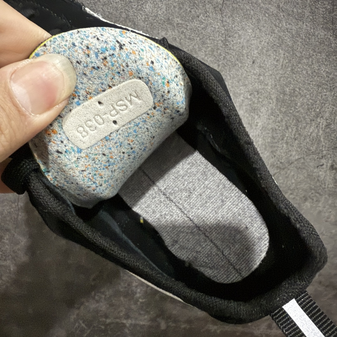 图片[9]-【XA纯原版】巴黎世家联名款Balenciaga The Open Product x Puma Speedcat 极速赛车系列彪马低帮生活休闲鞋 最高纯原版出货 1：1原材料 还原度顶级 原装档案原数据纸版楦型 原厂固色翻毛皮鞋面材质 二次成型\’猛帮\’成型工艺 正确做旧鞋面 全球知名运动品牌PUMA宝马赛车系列，融合了宝马车队的标志性配色，以趣味十足又前卫复古的设计引领潮流，将赛道精神融入街头时尚，开启前卫竞速之旅。自1978年巴伐利亚车队走上世界舞台，宝马赛车就在全球汽车制造和赛车运动领域留下了浓墨重彩的一笔。全新的两款BMW MMS Roma与BMW MMS Speedboat鞋款，均从宝马车型中汲取灵感。以黑或白为底色，融入经典配色，主打前卫复古风。Roma鞋款的鞋侧以复古的流线造型，缀以宝马经典Logo，巧妙吸睛；而Speedcat鞋款以亮眼三色条纹元素缀以舒适鞋面，赋予了独特的个性美学，演绎赛车的无尽能量 货号 406519 02 尺码 35 36 37 38 39 40 41 42 43 44 45 46 47-选品中心