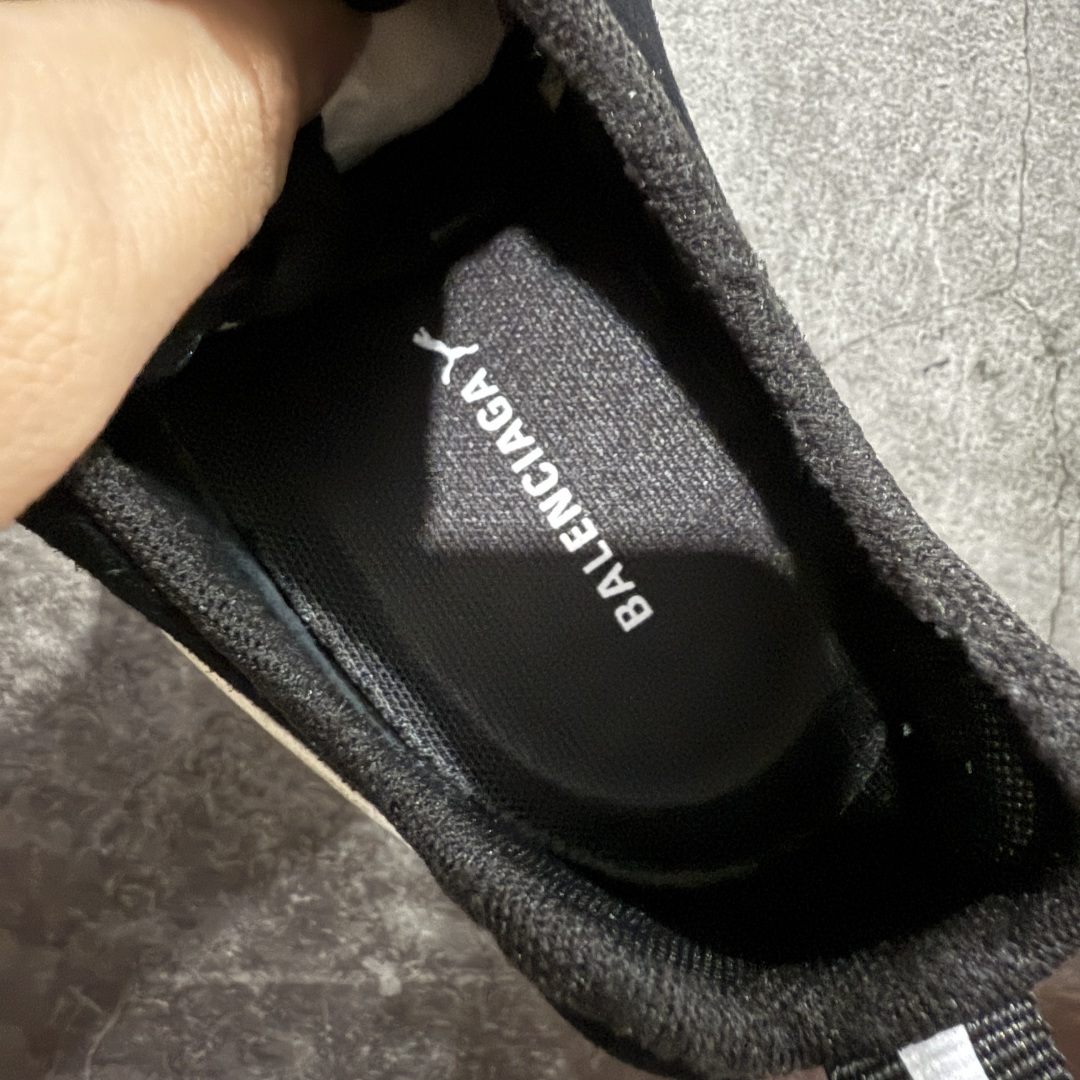 图片[8]-【XA纯原版】巴黎世家联名款Balenciaga The Open Product x Puma Speedcat 极速赛车系列彪马低帮生活休闲鞋 最高纯原版出货 1：1原材料 还原度顶级 原装档案原数据纸版楦型 原厂固色翻毛皮鞋面材质 二次成型\’猛帮\’成型工艺 正确做旧鞋面 全球知名运动品牌PUMA宝马赛车系列，融合了宝马车队的标志性配色，以趣味十足又前卫复古的设计引领潮流，将赛道精神融入街头时尚，开启前卫竞速之旅。自1978年巴伐利亚车队走上世界舞台，宝马赛车就在全球汽车制造和赛车运动领域留下了浓墨重彩的一笔。全新的两款BMW MMS Roma与BMW MMS Speedboat鞋款，均从宝马车型中汲取灵感。以黑或白为底色，融入经典配色，主打前卫复古风。Roma鞋款的鞋侧以复古的流线造型，缀以宝马经典Logo，巧妙吸睛；而Speedcat鞋款以亮眼三色条纹元素缀以舒适鞋面，赋予了独特的个性美学，演绎赛车的无尽能量 货号 406519 02 尺码 35 36 37 38 39 40 41 42 43 44 45 46 47-选品中心