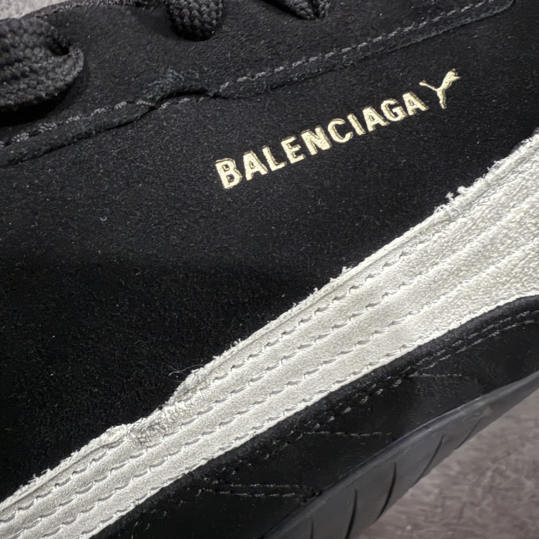 图片[3]-【XA纯原版】巴黎世家联名款Balenciaga The Open Product x Puma Speedcat 极速赛车系列彪马低帮生活休闲鞋 最高纯原版出货 1：1原材料 还原度顶级 原装档案原数据纸版楦型 原厂固色翻毛皮鞋面材质 二次成型\’猛帮\’成型工艺 正确做旧鞋面 全球知名运动品牌PUMA宝马赛车系列，融合了宝马车队的标志性配色，以趣味十足又前卫复古的设计引领潮流，将赛道精神融入街头时尚，开启前卫竞速之旅。自1978年巴伐利亚车队走上世界舞台，宝马赛车就在全球汽车制造和赛车运动领域留下了浓墨重彩的一笔。全新的两款BMW MMS Roma与BMW MMS Speedboat鞋款，均从宝马车型中汲取灵感。以黑或白为底色，融入经典配色，主打前卫复古风。Roma鞋款的鞋侧以复古的流线造型，缀以宝马经典Logo，巧妙吸睛；而Speedcat鞋款以亮眼三色条纹元素缀以舒适鞋面，赋予了独特的个性美学，演绎赛车的无尽能量 货号 406519 02 尺码 35 36 37 38 39 40 41 42 43 44 45 46 47-选品中心