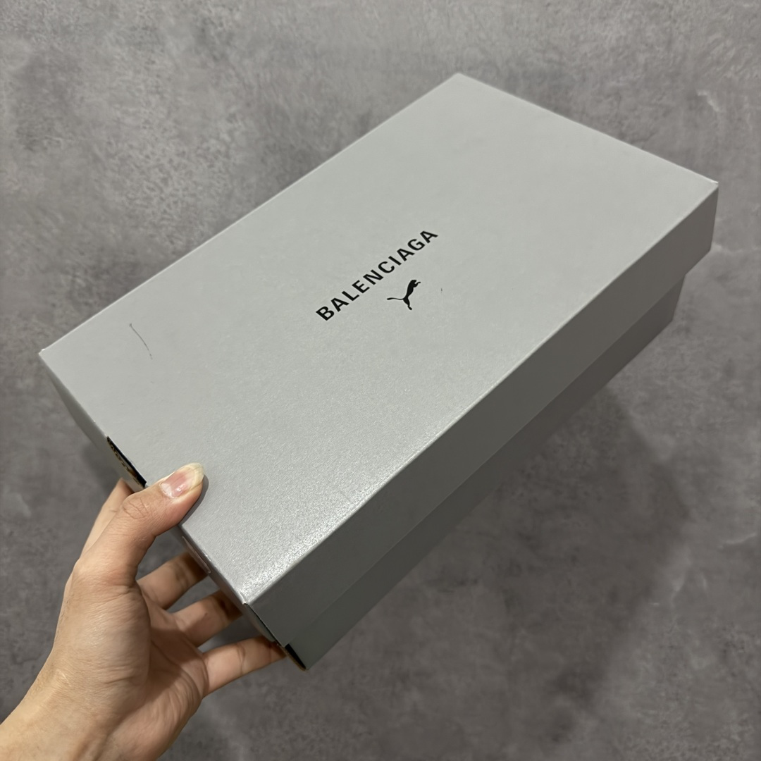 图片[11]-【XA纯原版】巴黎世家联名款Balenciaga The Open Product x Puma Speedcat 极速赛车系列彪马低帮生活休闲鞋 最高纯原版出货 1：1原材料 还原度顶级 原装档案原数据纸版楦型 原厂固色翻毛皮鞋面材质 二次成型\’猛帮\’成型工艺 正确做旧鞋面 全球知名运动品牌PUMA宝马赛车系列，融合了宝马车队的标志性配色，以趣味十足又前卫复古的设计引领潮流，将赛道精神融入街头时尚，开启前卫竞速之旅。自1978年巴伐利亚车队走上世界舞台，宝马赛车就在全球汽车制造和赛车运动领域留下了浓墨重彩的一笔。全新的两款BMW MMS Roma与BMW MMS Speedboat鞋款，均从宝马车型中汲取灵感。以黑或白为底色，融入经典配色，主打前卫复古风。Roma鞋款的鞋侧以复古的流线造型，缀以宝马经典Logo，巧妙吸睛；而Speedcat鞋款以亮眼三色条纹元素缀以舒适鞋面，赋予了独特的个性美学，演绎赛车的无尽能量 货号 406519 02 尺码 35 36 37 38 39 40 41 42 43 44 45 46 47-选品中心