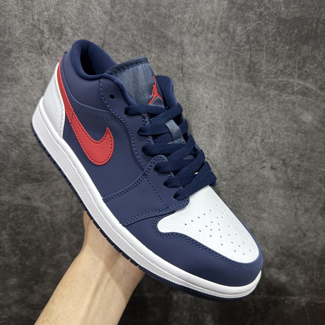 图片[3]-【DT纯原】Air Jordan 1 AJ1 乔一 低帮复古篮球鞋 男女同款 白蓝红 CZ8454-400  市面中低帮最具代表性版本没有之一 口碑大厂出品 品控大底版型不断改良更新 全套原纸板楦头开发 确保原汁原味 完美呈现版型 完美零毛边处理 原厂内置全掌气垫 价格定位良心 平台专用代工流水线出品 一眼公司既视感 拿到手的一瞬间就与众不同 碾压市面所有版本 全部原鞋开发 每一个配色都会采购原鞋确认细节 打破市面看图做货无好货之说 尺码：35.5-46-选品中心