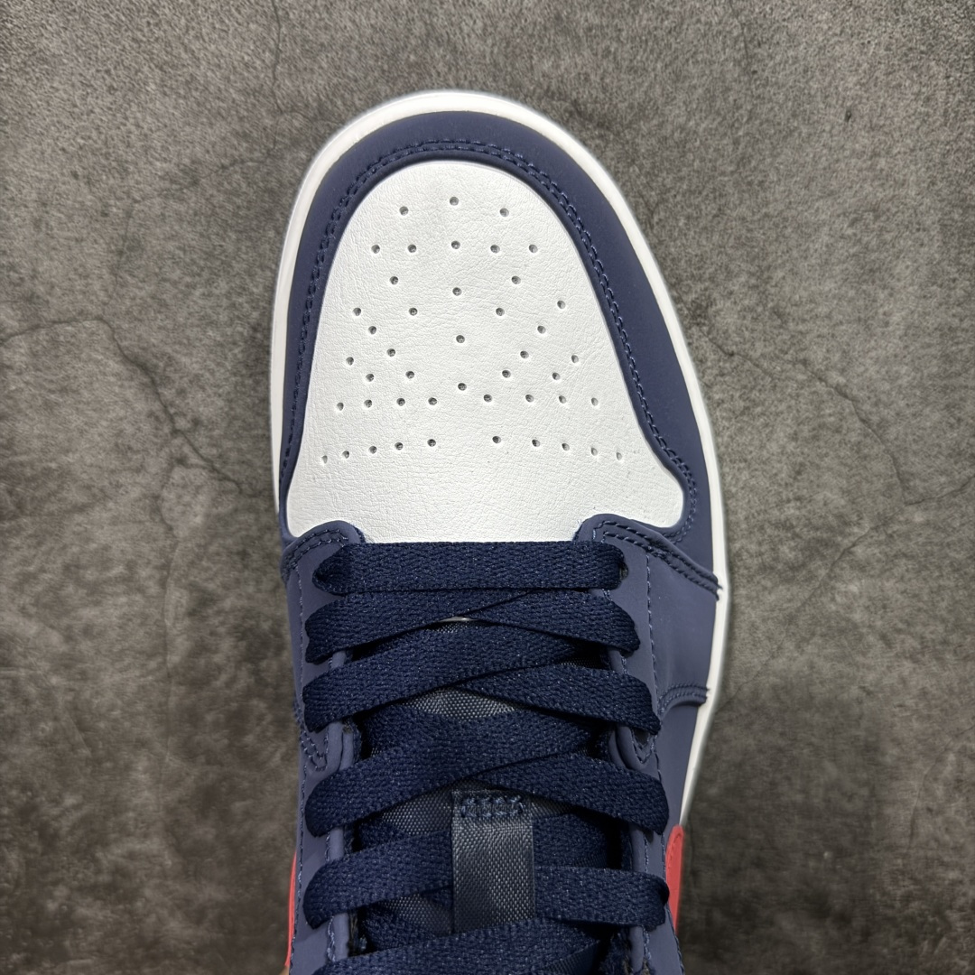 图片[5]-【DT纯原】Air Jordan 1 AJ1 乔一 低帮复古篮球鞋 男女同款 白蓝红 CZ8454-400  市面中低帮最具代表性版本没有之一 口碑大厂出品 品控大底版型不断改良更新 全套原纸板楦头开发 确保原汁原味 完美呈现版型 完美零毛边处理 原厂内置全掌气垫 价格定位良心 平台专用代工流水线出品 一眼公司既视感 拿到手的一瞬间就与众不同 碾压市面所有版本 全部原鞋开发 每一个配色都会采购原鞋确认细节 打破市面看图做货无好货之说 尺码：35.5-46-选品中心
