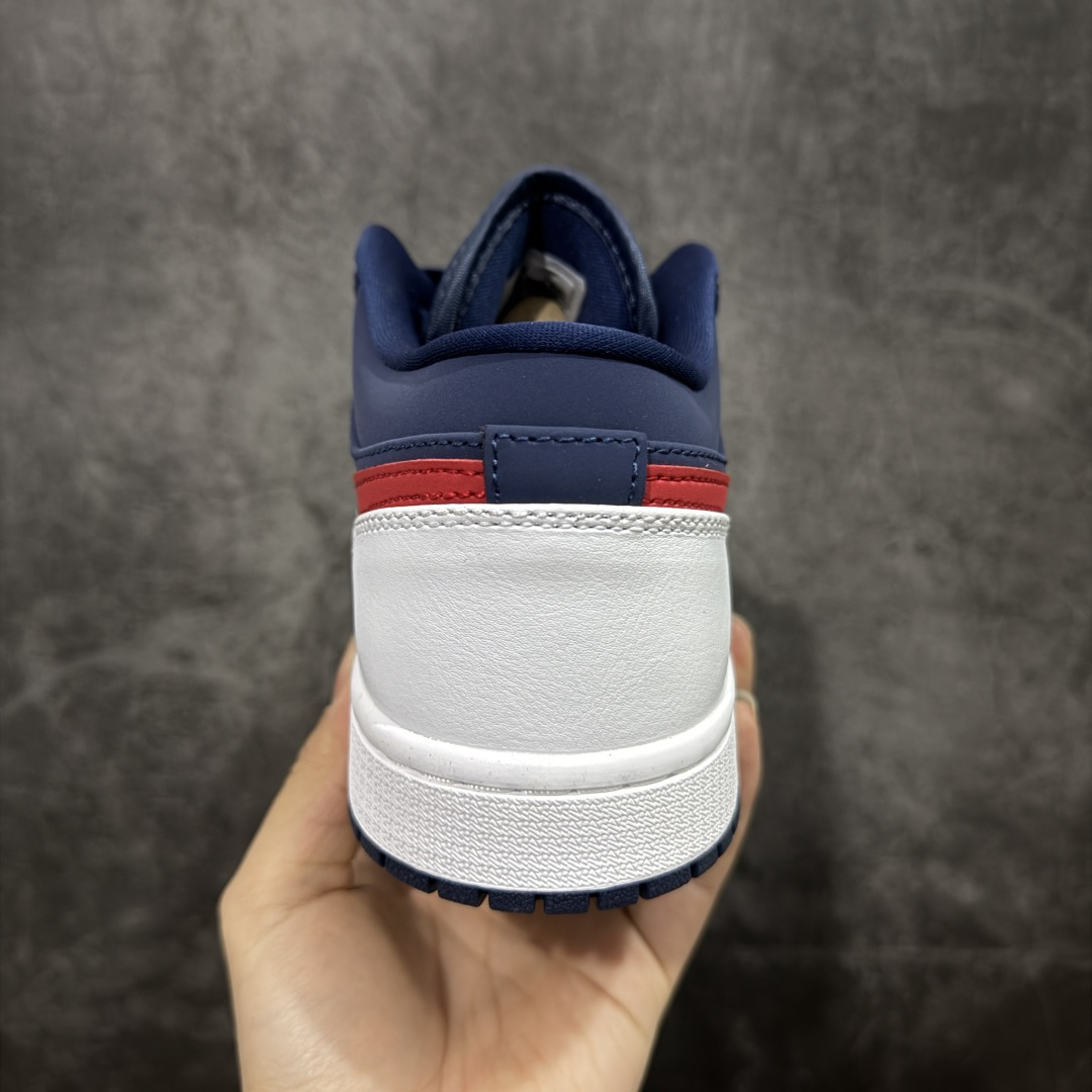 图片[4]-【DT纯原】Air Jordan 1 AJ1 乔一 低帮复古篮球鞋 男女同款 白蓝红 CZ8454-400  市面中低帮最具代表性版本没有之一 口碑大厂出品 品控大底版型不断改良更新 全套原纸板楦头开发 确保原汁原味 完美呈现版型 完美零毛边处理 原厂内置全掌气垫 价格定位良心 平台专用代工流水线出品 一眼公司既视感 拿到手的一瞬间就与众不同 碾压市面所有版本 全部原鞋开发 每一个配色都会采购原鞋确认细节 打破市面看图做货无好货之说 尺码：35.5-46-选品中心