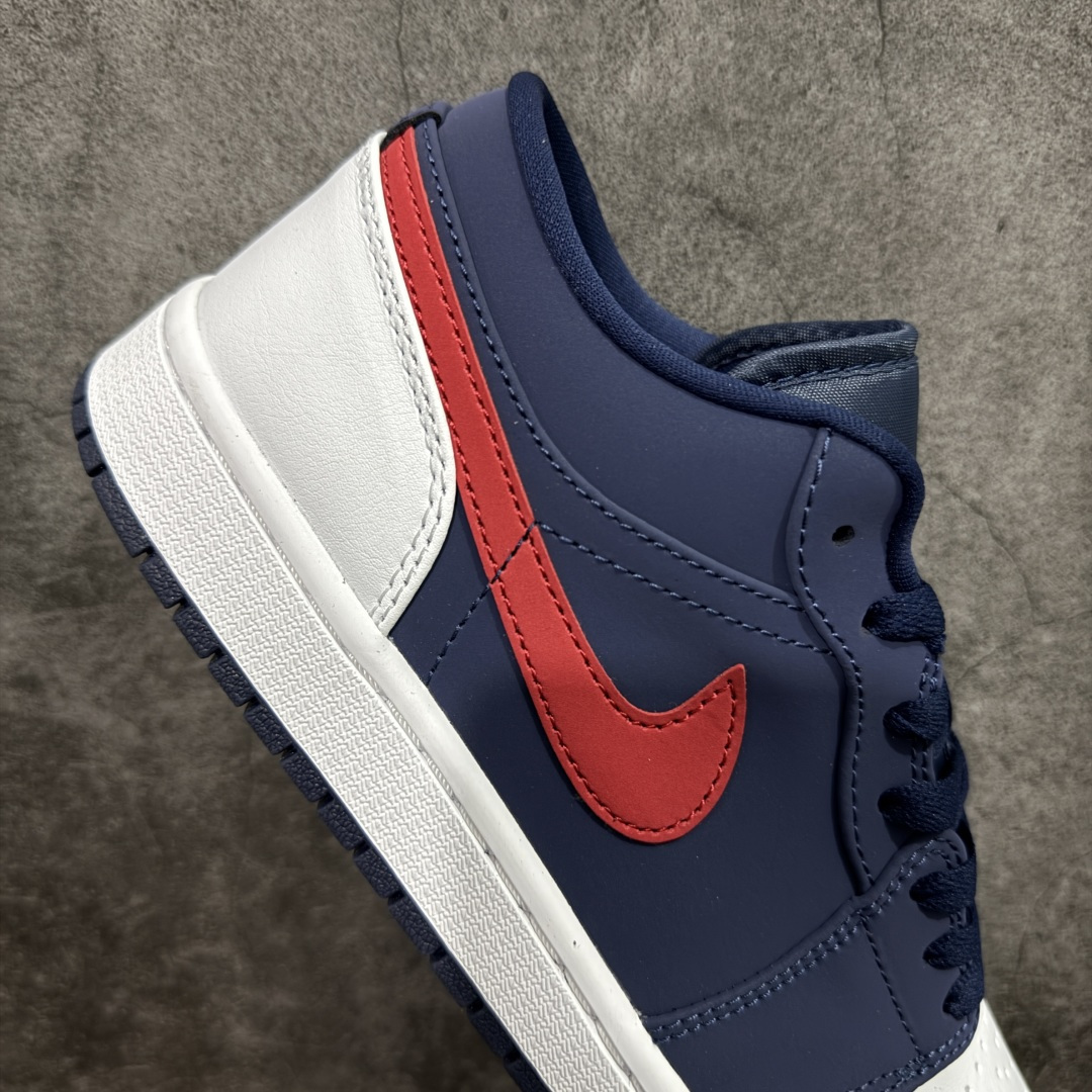 图片[7]-【DT纯原】Air Jordan 1 AJ1 乔一 低帮复古篮球鞋 男女同款 白蓝红 CZ8454-400  市面中低帮最具代表性版本没有之一 口碑大厂出品 品控大底版型不断改良更新 全套原纸板楦头开发 确保原汁原味 完美呈现版型 完美零毛边处理 原厂内置全掌气垫 价格定位良心 平台专用代工流水线出品 一眼公司既视感 拿到手的一瞬间就与众不同 碾压市面所有版本 全部原鞋开发 每一个配色都会采购原鞋确认细节 打破市面看图做货无好货之说 尺码：35.5-46-选品中心
