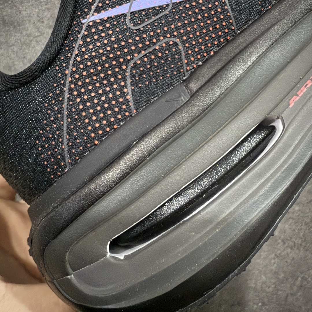 图片[3]-【XE纯原】NIKE VOMERO PREMIUM 全掌气垫缓震网面运动跑鞋 市场最强 没有之一 纯原生产线出品 原版开发 全部原材料 细节一比一打造 完美还原zp脚感 正确前后分离式两片纤维柱气垫 上下包裹超软弹泡棉 正确组合大底 区别市场通货 版型完美 鞋面材料同步原版1：1 全部原版开发校对 欢迎对比💪🏻 Nike 运用 Air技术专利，推出 Nike Pegasus Premium，沿用经典 Pegasus 系列产品深受跑者喜爱的缓震功能，并配置 Nike 首款可见式塑形 Air Zoom 气垫。 全掌可见的AirZoom首次在Pegasus系列中出现，模仿了Vaporfly的碳板曲线，增强了跑步时的流畅过渡。 货号：HM5973-002 尺码：39-46（半）-选品中心