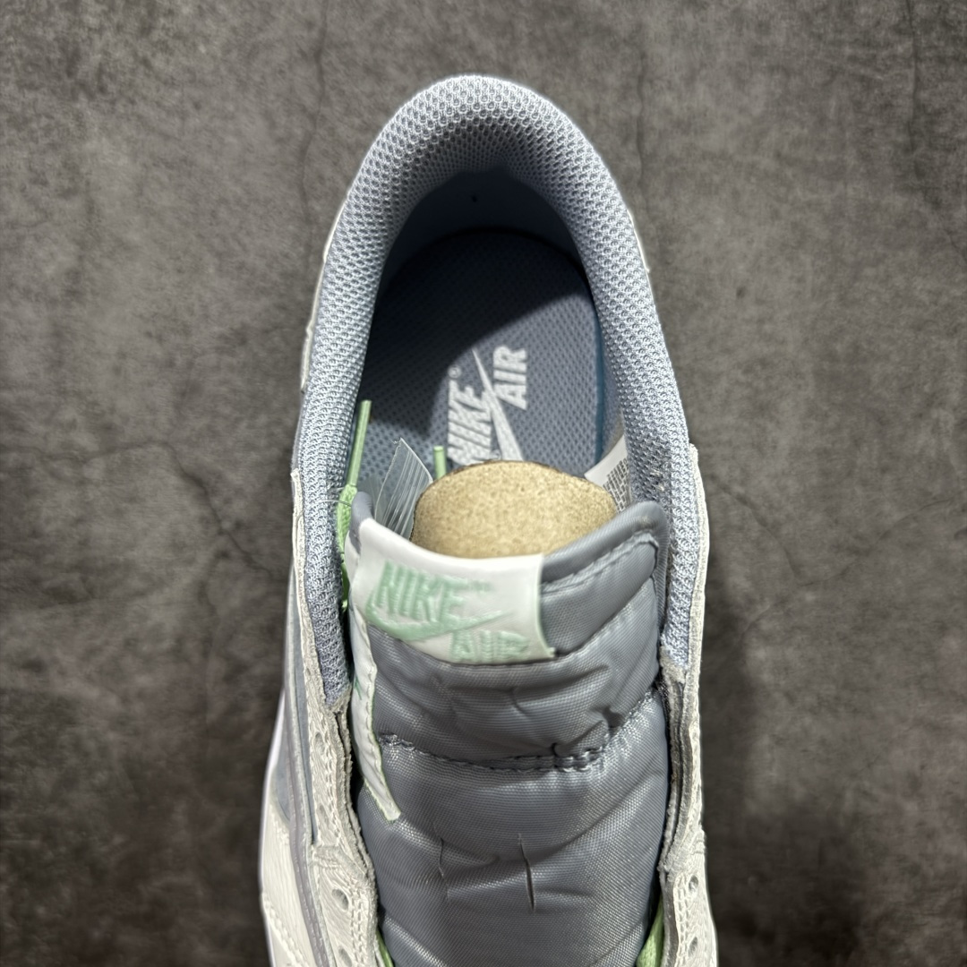 图片[8]-【原厂版】Air Jordan 1 x Travis Scott AJ1 x TS联名米灰绿倒钩低帮 HQ2004-400 超级强悍品质 可对比市场各大纯原版本 专业aj大厂出品 对细节的把控毋庸置疑 材料也是用最接近原鞋的头层皮料 所有地方都没有做到减配 原厂鞋楦打造完美鞋型 整体鞋型以及后跟做的弧度做的非常好 鞋带为原厂打蜡鞋带 粗细程度同步原鞋 裁片清洁度到位 无明显瑕疵毛边 免修产品 正确针车 该重针 该有尖角的地方都有做到 鞋价格非常香 转手可闭眼卖高价 到手各位就知道货有多好 绝对秒杀一切同价格货品 尺码：40-47.5-选品中心