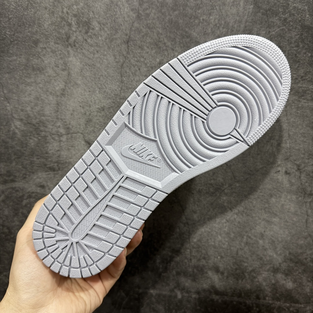 图片[9]-【原厂版】Air Jordan 1 x Travis Scott AJ1 x TS联名米灰绿倒钩低帮 HQ2004-400 超级强悍品质 可对比市场各大纯原版本 专业aj大厂出品 对细节的把控毋庸置疑 材料也是用最接近原鞋的头层皮料 所有地方都没有做到减配 原厂鞋楦打造完美鞋型 整体鞋型以及后跟做的弧度做的非常好 鞋带为原厂打蜡鞋带 粗细程度同步原鞋 裁片清洁度到位 无明显瑕疵毛边 免修产品 正确针车 该重针 该有尖角的地方都有做到 鞋价格非常香 转手可闭眼卖高价 到手各位就知道货有多好 绝对秒杀一切同价格货品 尺码：40-47.5-选品中心