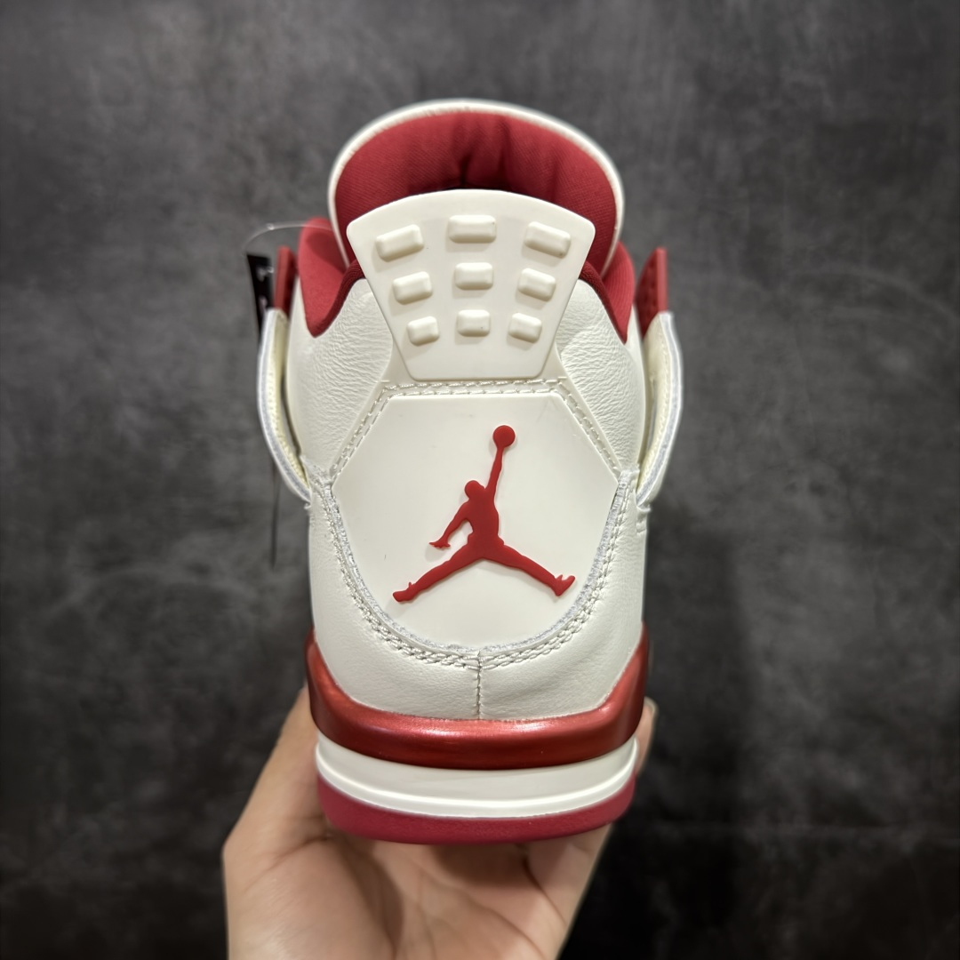 图片[4]-【GX纯原版】Air Jordan 4 Retro \”Valentine\’s Day\” AJ4 乔丹4代红色情人节 货号：HV0823-108 大厂出品 原厂原材料打造 市场天花板级别货品 欢迎对比品鉴‼️ 鞋身整体以米白色皮革为主，搭配米白色的鞋带，让鞋子看起来更有整体感。鞋侧身米白色格网透出米白色内层，鞋舌顶端米白的标签，以红色Jumpman Logoo以及Flight刺绣字样，彰显球鞋身份；鞋带孔部位的TPU装饰采用红色呈现，更具细节感。鞋帮部分和后跟位置的提环使用米白色TPU材质，给鞋身带来更多色彩层次感；最特别的地方还是鞋舌内侧和鞋垫上，加入了口红唇印图案，进一步烘托情人节的甜蜜气氛。后跟及外底Jumpman Loggo均采用红色点缀，中底使用红色妆点，复古米白色橡胶外底的设计，最后以搭载有开窗式Air Sole气垫的中底进行收尾。 货号：HV0823-108 尺码： 40 40.5 41 42 42.5 43 44 44.5 45 46 47.5 48.5-选品中心