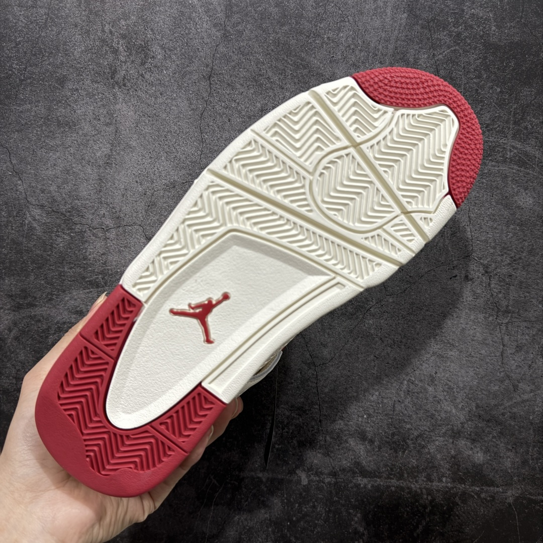 图片[9]-【GX纯原版】Air Jordan 4 Retro \”Valentine\’s Day\” AJ4 乔丹4代红色情人节 货号：HV0823-108 大厂出品 原厂原材料打造 市场天花板级别货品 欢迎对比品鉴‼️ 鞋身整体以米白色皮革为主，搭配米白色的鞋带，让鞋子看起来更有整体感。鞋侧身米白色格网透出米白色内层，鞋舌顶端米白的标签，以红色Jumpman Logoo以及Flight刺绣字样，彰显球鞋身份；鞋带孔部位的TPU装饰采用红色呈现，更具细节感。鞋帮部分和后跟位置的提环使用米白色TPU材质，给鞋身带来更多色彩层次感；最特别的地方还是鞋舌内侧和鞋垫上，加入了口红唇印图案，进一步烘托情人节的甜蜜气氛。后跟及外底Jumpman Loggo均采用红色点缀，中底使用红色妆点，复古米白色橡胶外底的设计，最后以搭载有开窗式Air Sole气垫的中底进行收尾。 货号：HV0823-108 尺码： 40 40.5 41 42 42.5 43 44 44.5 45 46 47.5 48.5-选品中心