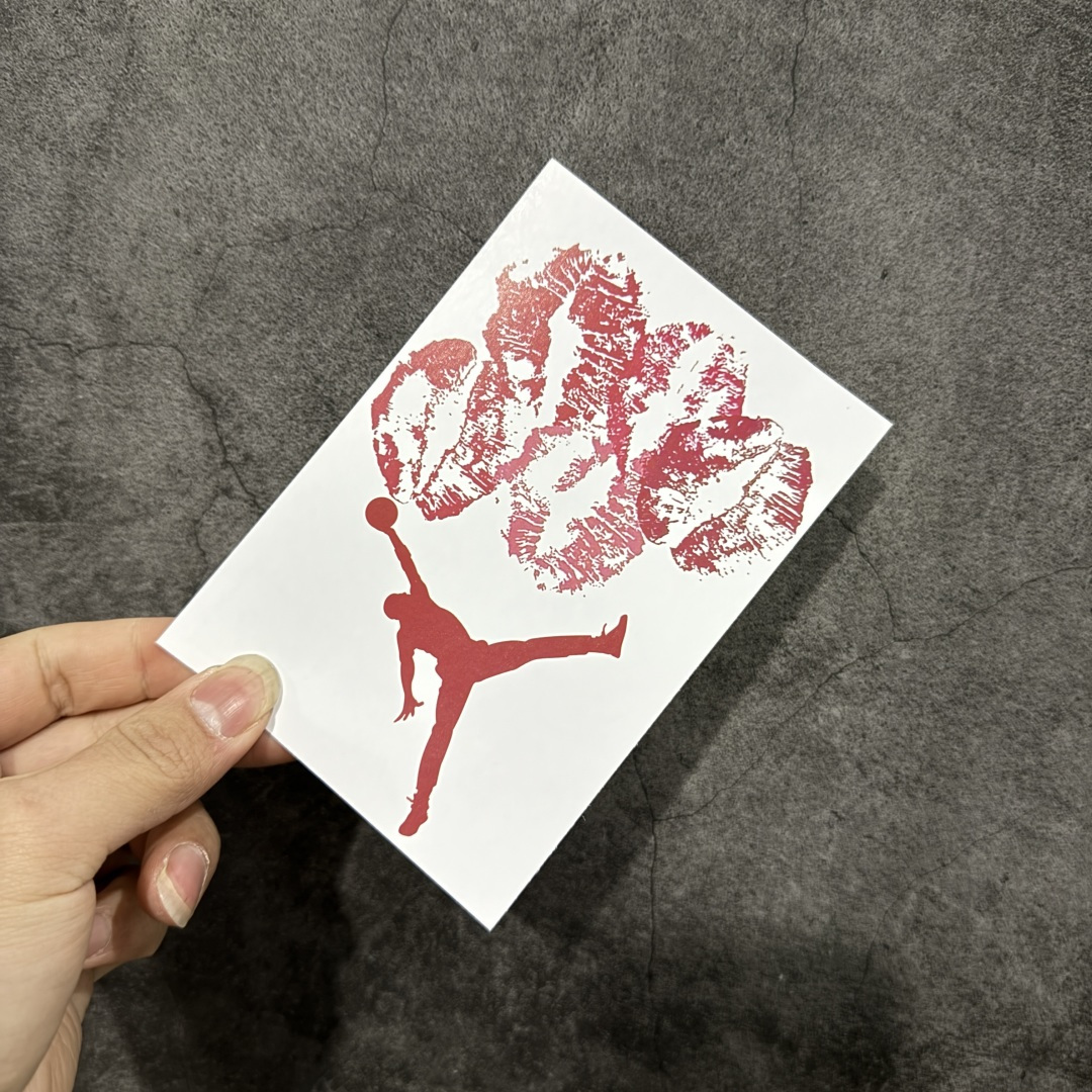 图片[11]-【GX纯原版】Air Jordan 4 Retro \”Valentine\’s Day\” AJ4 乔丹4代红色情人节 货号：HV0823-108 大厂出品 原厂原材料打造 市场天花板级别货品 欢迎对比品鉴‼️ 鞋身整体以米白色皮革为主，搭配米白色的鞋带，让鞋子看起来更有整体感。鞋侧身米白色格网透出米白色内层，鞋舌顶端米白的标签，以红色Jumpman Logoo以及Flight刺绣字样，彰显球鞋身份；鞋带孔部位的TPU装饰采用红色呈现，更具细节感。鞋帮部分和后跟位置的提环使用米白色TPU材质，给鞋身带来更多色彩层次感；最特别的地方还是鞋舌内侧和鞋垫上，加入了口红唇印图案，进一步烘托情人节的甜蜜气氛。后跟及外底Jumpman Loggo均采用红色点缀，中底使用红色妆点，复古米白色橡胶外底的设计，最后以搭载有开窗式Air Sole气垫的中底进行收尾。 货号：HV0823-108 尺码： 40 40.5 41 42 42.5 43 44 44.5 45 46 47.5 48.5-选品中心