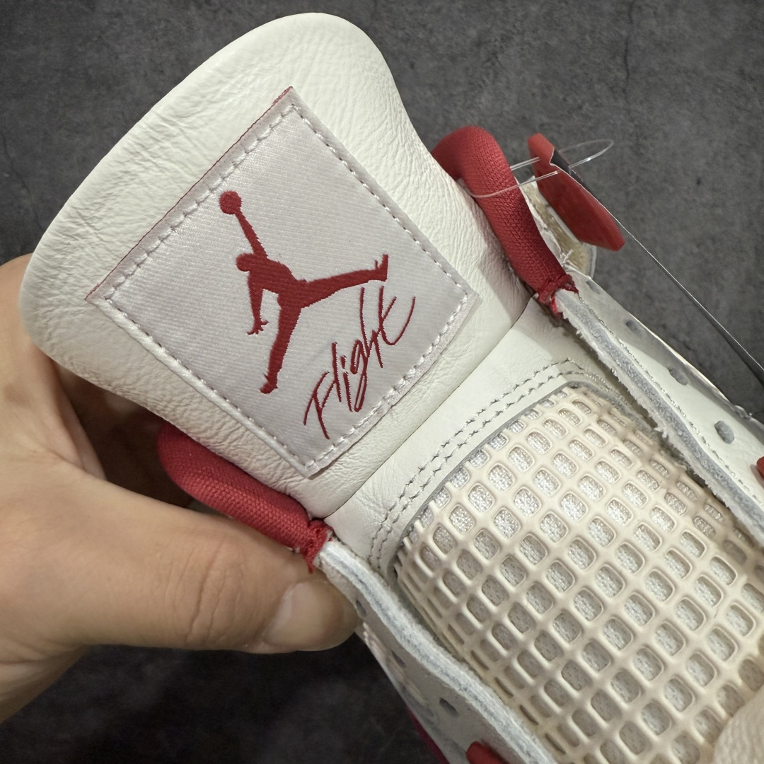 图片[6]-【GX纯原版】Air Jordan 4 Retro \”Valentine\’s Day\” AJ4 乔丹4代红色情人节 货号：HV0823-108 大厂出品 原厂原材料打造 市场天花板级别货品 欢迎对比品鉴‼️ 鞋身整体以米白色皮革为主，搭配米白色的鞋带，让鞋子看起来更有整体感。鞋侧身米白色格网透出米白色内层，鞋舌顶端米白的标签，以红色Jumpman Logoo以及Flight刺绣字样，彰显球鞋身份；鞋带孔部位的TPU装饰采用红色呈现，更具细节感。鞋帮部分和后跟位置的提环使用米白色TPU材质，给鞋身带来更多色彩层次感；最特别的地方还是鞋舌内侧和鞋垫上，加入了口红唇印图案，进一步烘托情人节的甜蜜气氛。后跟及外底Jumpman Loggo均采用红色点缀，中底使用红色妆点，复古米白色橡胶外底的设计，最后以搭载有开窗式Air Sole气垫的中底进行收尾。 货号：HV0823-108 尺码： 40 40.5 41 42 42.5 43 44 44.5 45 46 47.5 48.5-选品中心