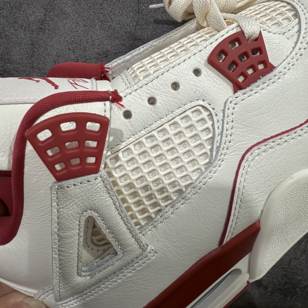 图片[4]-【GX纯原版】Air Jordan 4 Retro \”Valentine\’s Day\” AJ4 乔丹4代红色情人节 货号：HV0823-108 大厂出品 原厂原材料打造 市场天花板级别货品 欢迎对比品鉴‼️ 鞋身整体以米白色皮革为主，搭配米白色的鞋带，让鞋子看起来更有整体感。鞋侧身米白色格网透出米白色内层，鞋舌顶端米白的标签，以红色Jumpman Logoo以及Flight刺绣字样，彰显球鞋身份；鞋带孔部位的TPU装饰采用红色呈现，更具细节感。鞋帮部分和后跟位置的提环使用米白色TPU材质，给鞋身带来更多色彩层次感；最特别的地方还是鞋舌内侧和鞋垫上，加入了口红唇印图案，进一步烘托情人节的甜蜜气氛。后跟及外底Jumpman Loggo均采用红色点缀，中底使用红色妆点，复古米白色橡胶外底的设计，最后以搭载有开窗式Air Sole气垫的中底进行收尾。 货号：HV0823-108 尺码： 40 40.5 41 42 42.5 43 44 44.5 45 46 47.5 48.5-选品中心