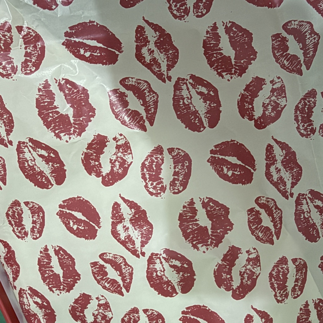 图片[10]-【GX纯原版】Air Jordan 4 Retro \”Valentine\’s Day\” AJ4 乔丹4代红色情人节 货号：HV0823-108 大厂出品 原厂原材料打造 市场天花板级别货品 欢迎对比品鉴‼️ 鞋身整体以米白色皮革为主，搭配米白色的鞋带，让鞋子看起来更有整体感。鞋侧身米白色格网透出米白色内层，鞋舌顶端米白的标签，以红色Jumpman Logoo以及Flight刺绣字样，彰显球鞋身份；鞋带孔部位的TPU装饰采用红色呈现，更具细节感。鞋帮部分和后跟位置的提环使用米白色TPU材质，给鞋身带来更多色彩层次感；最特别的地方还是鞋舌内侧和鞋垫上，加入了口红唇印图案，进一步烘托情人节的甜蜜气氛。后跟及外底Jumpman Loggo均采用红色点缀，中底使用红色妆点，复古米白色橡胶外底的设计，最后以搭载有开窗式Air Sole气垫的中底进行收尾。 货号：HV0823-108 尺码： 40 40.5 41 42 42.5 43 44 44.5 45 46 47.5 48.5-选品中心