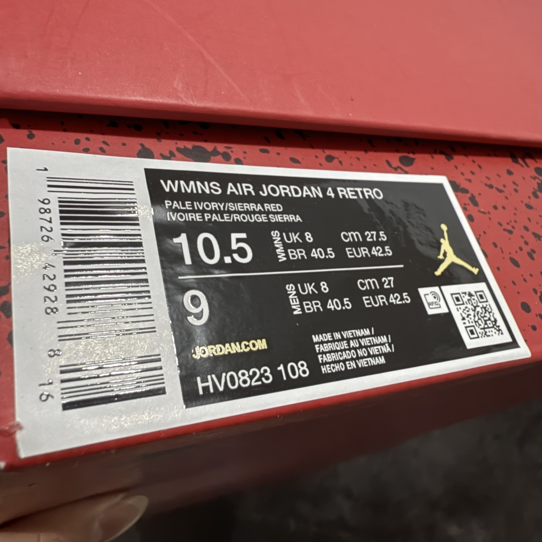 图片[13]-【GX纯原版】Air Jordan 4 Retro \”Valentine\’s Day\” AJ4 乔丹4代红色情人节 货号：HV0823-108 大厂出品 原厂原材料打造 市场天花板级别货品 欢迎对比品鉴‼️ 鞋身整体以米白色皮革为主，搭配米白色的鞋带，让鞋子看起来更有整体感。鞋侧身米白色格网透出米白色内层，鞋舌顶端米白的标签，以红色Jumpman Logoo以及Flight刺绣字样，彰显球鞋身份；鞋带孔部位的TPU装饰采用红色呈现，更具细节感。鞋帮部分和后跟位置的提环使用米白色TPU材质，给鞋身带来更多色彩层次感；最特别的地方还是鞋舌内侧和鞋垫上，加入了口红唇印图案，进一步烘托情人节的甜蜜气氛。后跟及外底Jumpman Loggo均采用红色点缀，中底使用红色妆点，复古米白色橡胶外底的设计，最后以搭载有开窗式Air Sole气垫的中底进行收尾。 货号：HV0823-108 尺码： 40 40.5 41 42 42.5 43 44 44.5 45 46 47.5 48.5-选品中心