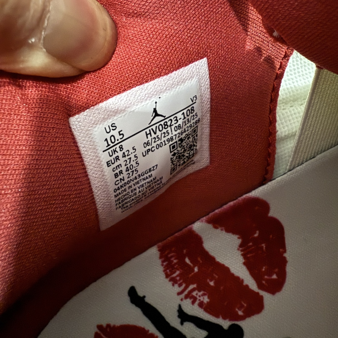 图片[8]-【GX纯原版】Air Jordan 4 Retro \”Valentine\’s Day\” AJ4 乔丹4代红色情人节 货号：HV0823-108 大厂出品 原厂原材料打造 市场天花板级别货品 欢迎对比品鉴‼️ 鞋身整体以米白色皮革为主，搭配米白色的鞋带，让鞋子看起来更有整体感。鞋侧身米白色格网透出米白色内层，鞋舌顶端米白的标签，以红色Jumpman Logoo以及Flight刺绣字样，彰显球鞋身份；鞋带孔部位的TPU装饰采用红色呈现，更具细节感。鞋帮部分和后跟位置的提环使用米白色TPU材质，给鞋身带来更多色彩层次感；最特别的地方还是鞋舌内侧和鞋垫上，加入了口红唇印图案，进一步烘托情人节的甜蜜气氛。后跟及外底Jumpman Loggo均采用红色点缀，中底使用红色妆点，复古米白色橡胶外底的设计，最后以搭载有开窗式Air Sole气垫的中底进行收尾。 货号：HV0823-108 尺码： 40 40.5 41 42 42.5 43 44 44.5 45 46 47.5 48.5-选品中心