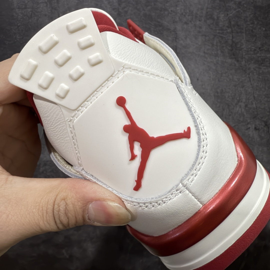 图片[2]-【GX纯原版】Air Jordan 4 Retro \”Valentine\’s Day\” AJ4 乔丹4代红色情人节 货号：HV0823-108 大厂出品 原厂原材料打造 市场天花板级别货品 欢迎对比品鉴‼️ 鞋身整体以米白色皮革为主，搭配米白色的鞋带，让鞋子看起来更有整体感。鞋侧身米白色格网透出米白色内层，鞋舌顶端米白的标签，以红色Jumpman Logoo以及Flight刺绣字样，彰显球鞋身份；鞋带孔部位的TPU装饰采用红色呈现，更具细节感。鞋帮部分和后跟位置的提环使用米白色TPU材质，给鞋身带来更多色彩层次感；最特别的地方还是鞋舌内侧和鞋垫上，加入了口红唇印图案，进一步烘托情人节的甜蜜气氛。后跟及外底Jumpman Loggo均采用红色点缀，中底使用红色妆点，复古米白色橡胶外底的设计，最后以搭载有开窗式Air Sole气垫的中底进行收尾。 货号：HV0823-108 尺码： 40 40.5 41 42 42.5 43 44 44.5 45 46 47.5 48.5-选品中心