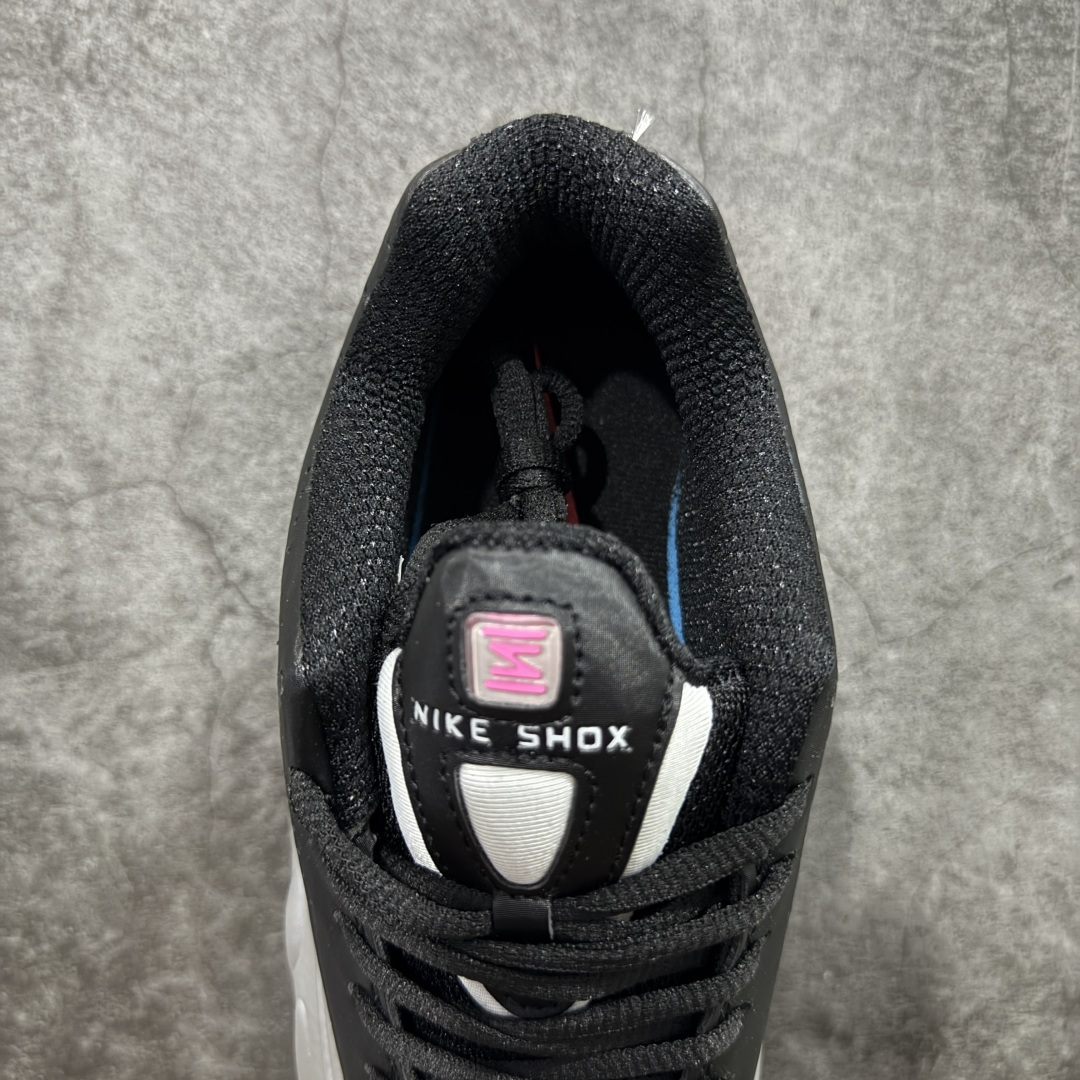 图片[8]-【公司级】Nike Shox OG R4气柱减震器科技前卫超跑慢跑鞋 AR3565-012 男女鞋真标半码制 正确原装数据开发楦型 外置超大气柱大底 金属质感鞋面＋科幻气息十足Nike Shox R4 于 2000 年首次亮相，流线型的鞋身以及外置气柱的设计使它在当时倍受欢迎。此次复刻回归，整体以黑银配色示人，依旧采用经典的皮革材质，鞋身侧面有银色刺绣 Swoosh，相较于 OG 配色的红色气柱，这次采用了黑色气柱进行点缀，更加具有战斗气息。另一双鞋采用白色搭配金属银作为鞋面主色调，搭载纯白色鞋底，辅以橙色点缀细节，透气孔设计的加入，更加完善了上脚的体验感，让这双鞋在穿着舒适的同时也更具时尚感。 尺码：36 36.5 37.5 38 38.5 39 40-选品中心