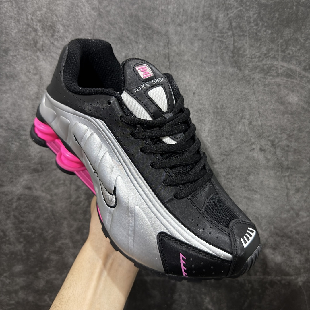 图片[3]-【公司级】Nike Shox OG R4气柱减震器科技前卫超跑慢跑鞋 AR3565-012 男女鞋真标半码制 正确原装数据开发楦型 外置超大气柱大底 金属质感鞋面＋科幻气息十足Nike Shox R4 于 2000 年首次亮相，流线型的鞋身以及外置气柱的设计使它在当时倍受欢迎。此次复刻回归，整体以黑银配色示人，依旧采用经典的皮革材质，鞋身侧面有银色刺绣 Swoosh，相较于 OG 配色的红色气柱，这次采用了黑色气柱进行点缀，更加具有战斗气息。另一双鞋采用白色搭配金属银作为鞋面主色调，搭载纯白色鞋底，辅以橙色点缀细节，透气孔设计的加入，更加完善了上脚的体验感，让这双鞋在穿着舒适的同时也更具时尚感。 尺码：36 36.5 37.5 38 38.5 39 40-选品中心