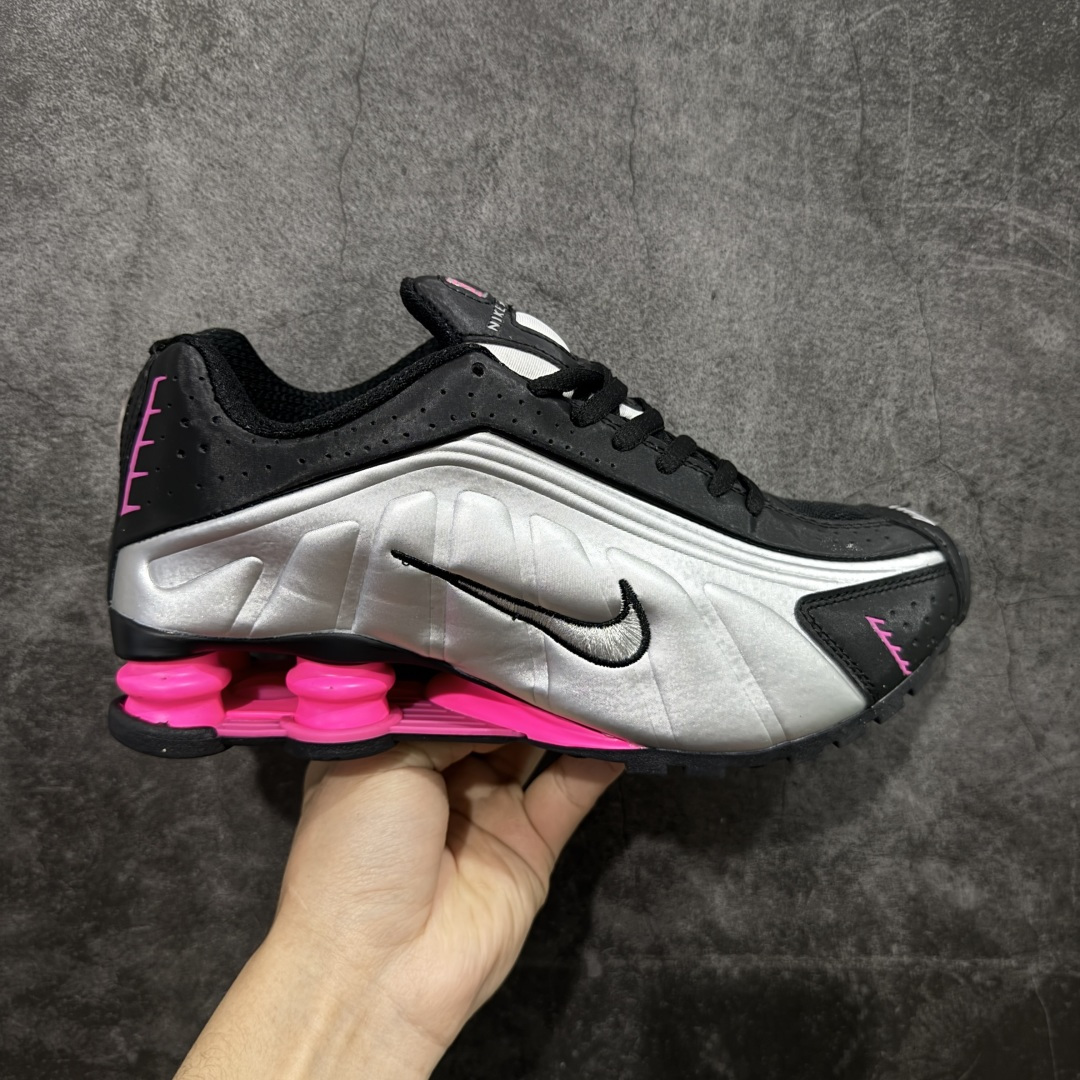 【公司级】Nike Shox OG R4气柱减震器科技前卫超跑慢跑鞋 AR3565-012 男女鞋真标半码制 正确原装数据开发楦型 外置超大气柱大底 金属质感鞋面＋科幻气息十足Nike Shox R4 于 2000 年首次亮相，流线型的鞋身以及外置气柱的设计使它在当时倍受欢迎。此次复刻回归，整体以黑银配色示人，依旧采用经典的皮革材质，鞋身侧面有银色刺绣 Swoosh，相较于 OG 配色的红色气柱，这次采用了黑色气柱进行点缀，更加具有战斗气息。另一双鞋采用白色搭配金属银作为鞋面主色调，搭载纯白色鞋底，辅以橙色点缀细节，透气孔设计的加入，更加完善了上脚的体验感，让这双鞋在穿着舒适的同时也更具时尚感。 尺码：36 36.5 37.5 38 38.5 39 40-选品中心