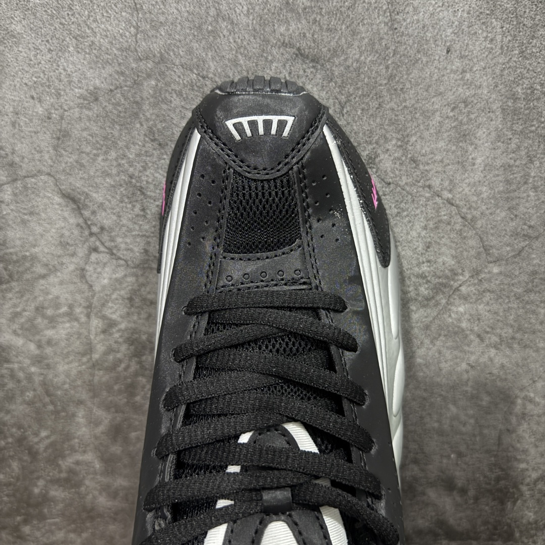 图片[5]-【公司级】Nike Shox OG R4气柱减震器科技前卫超跑慢跑鞋 AR3565-012 男女鞋真标半码制 正确原装数据开发楦型 外置超大气柱大底 金属质感鞋面＋科幻气息十足Nike Shox R4 于 2000 年首次亮相，流线型的鞋身以及外置气柱的设计使它在当时倍受欢迎。此次复刻回归，整体以黑银配色示人，依旧采用经典的皮革材质，鞋身侧面有银色刺绣 Swoosh，相较于 OG 配色的红色气柱，这次采用了黑色气柱进行点缀，更加具有战斗气息。另一双鞋采用白色搭配金属银作为鞋面主色调，搭载纯白色鞋底，辅以橙色点缀细节，透气孔设计的加入，更加完善了上脚的体验感，让这双鞋在穿着舒适的同时也更具时尚感。 尺码：36 36.5 37.5 38 38.5 39 40-选品中心